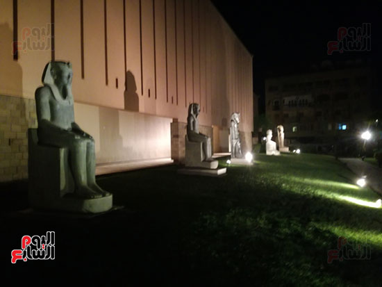 التماثيل متراصة بمدخل متحف الاقصر
