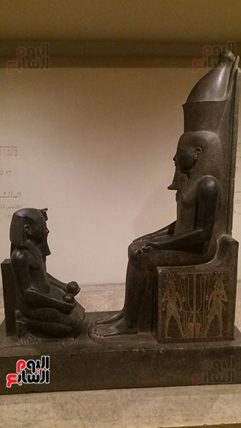 تماثيل فرعونية متراصة داخل المتحف