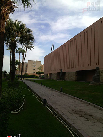 اروقة مدخل متحف الاقصر