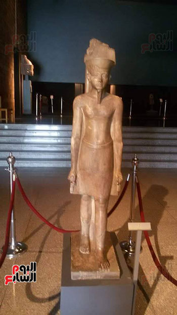 تمثال امنحتب الثالث بواجهة المتحف