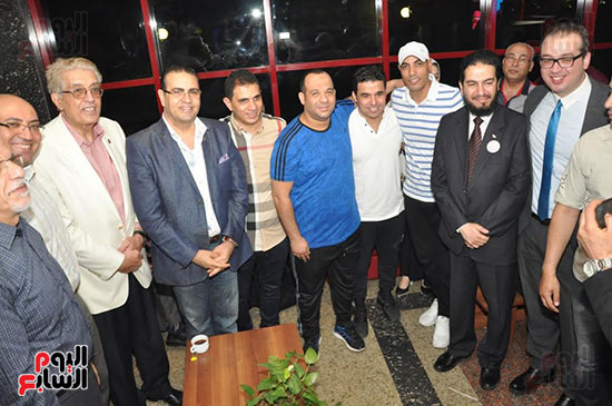 صور جماعية لرئيس جامعة المنصورة مع نجوم كرة القدم  