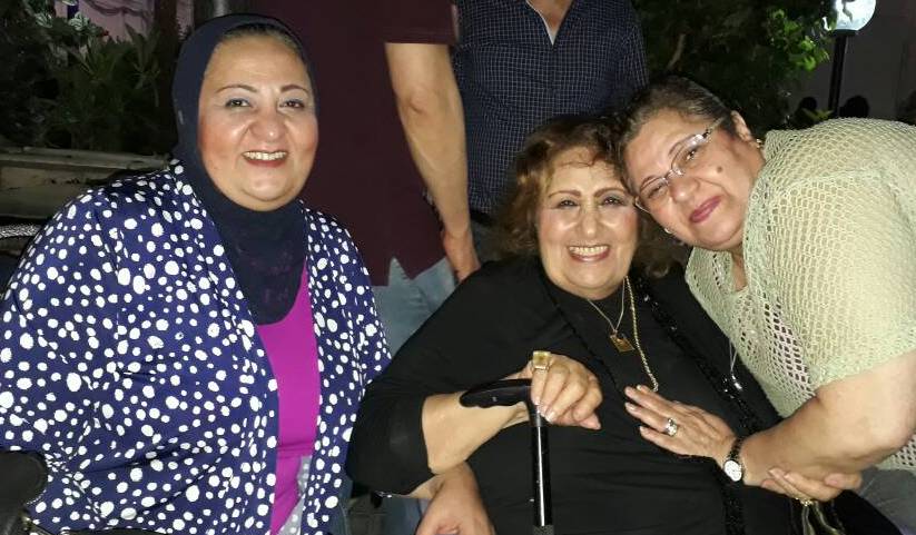 ابنة الفنان عبدالمنعم ابراهيم سمية مع ابنة وحفيدة الفنانة الراحلة عقيلة راتب