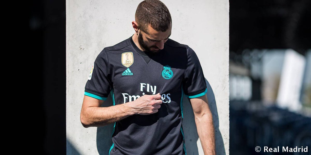 كريم بنزيما يرتدي قميص ريال مدريد الجديد