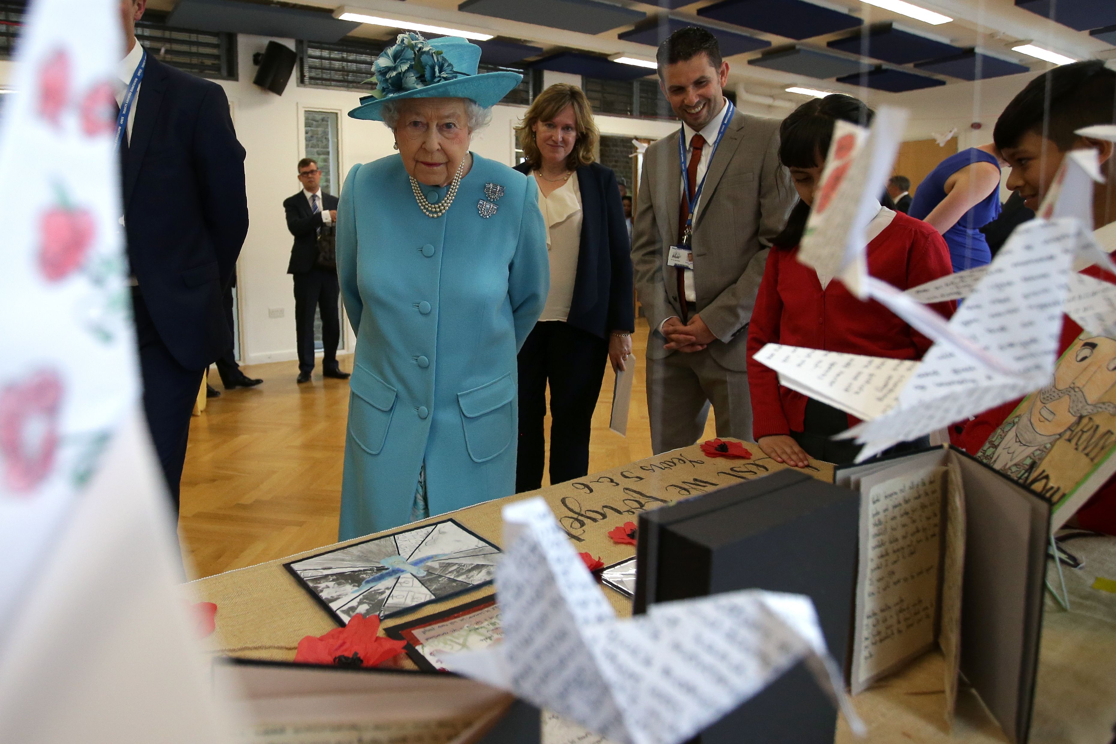 الملكة إليزابيثت تشاهد إبداعات الطلاب