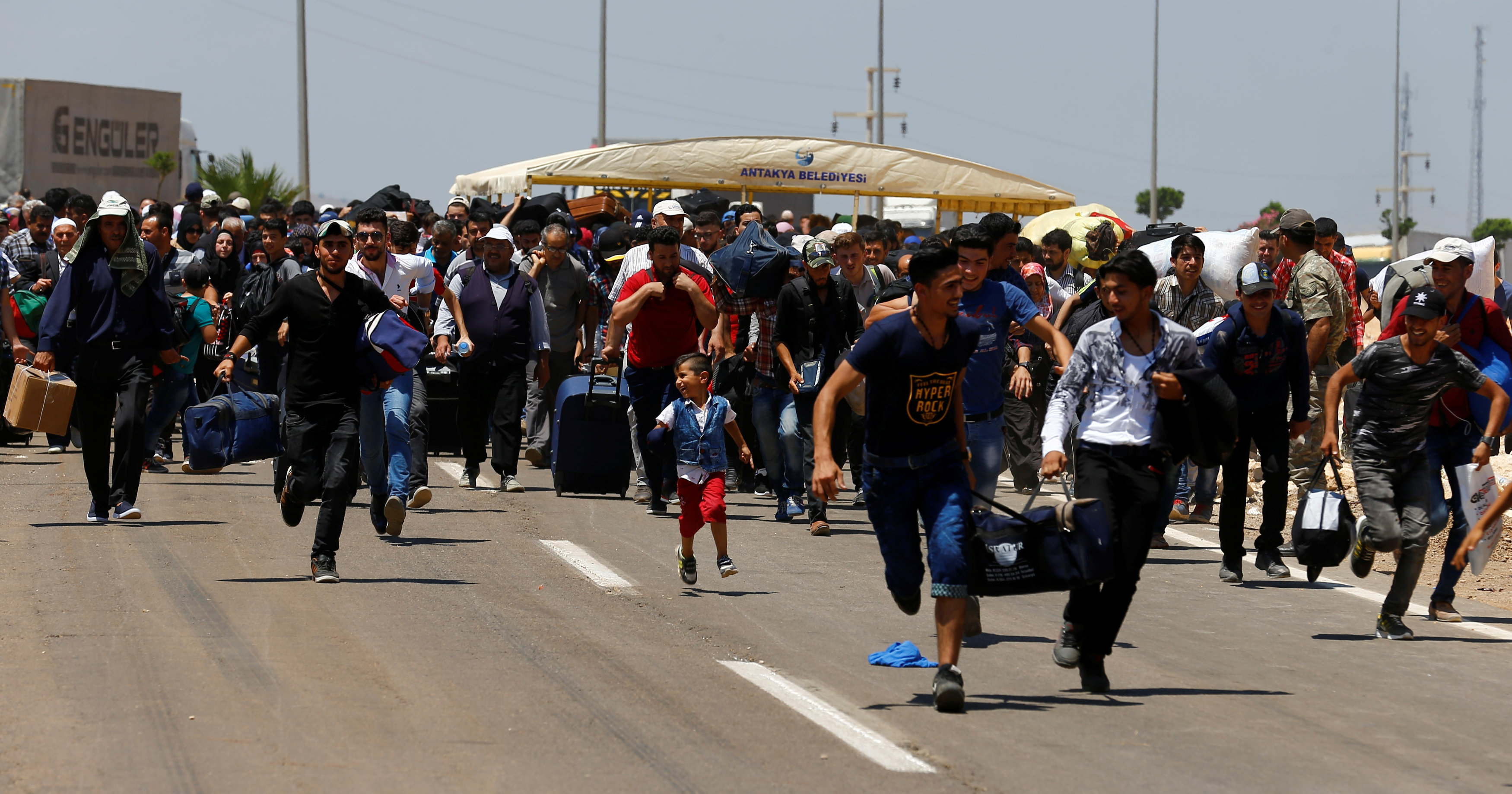 السير على الأقدام طريقة السوريين للعودة لبلادهم من تركيا