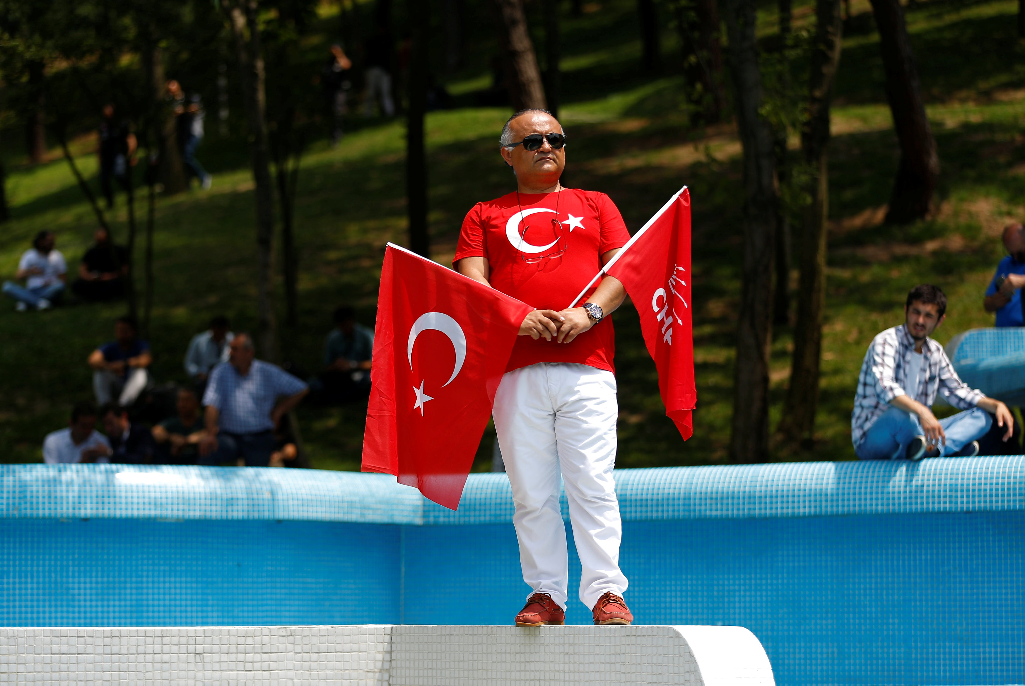متظاهر يحمل أعلام تركيا