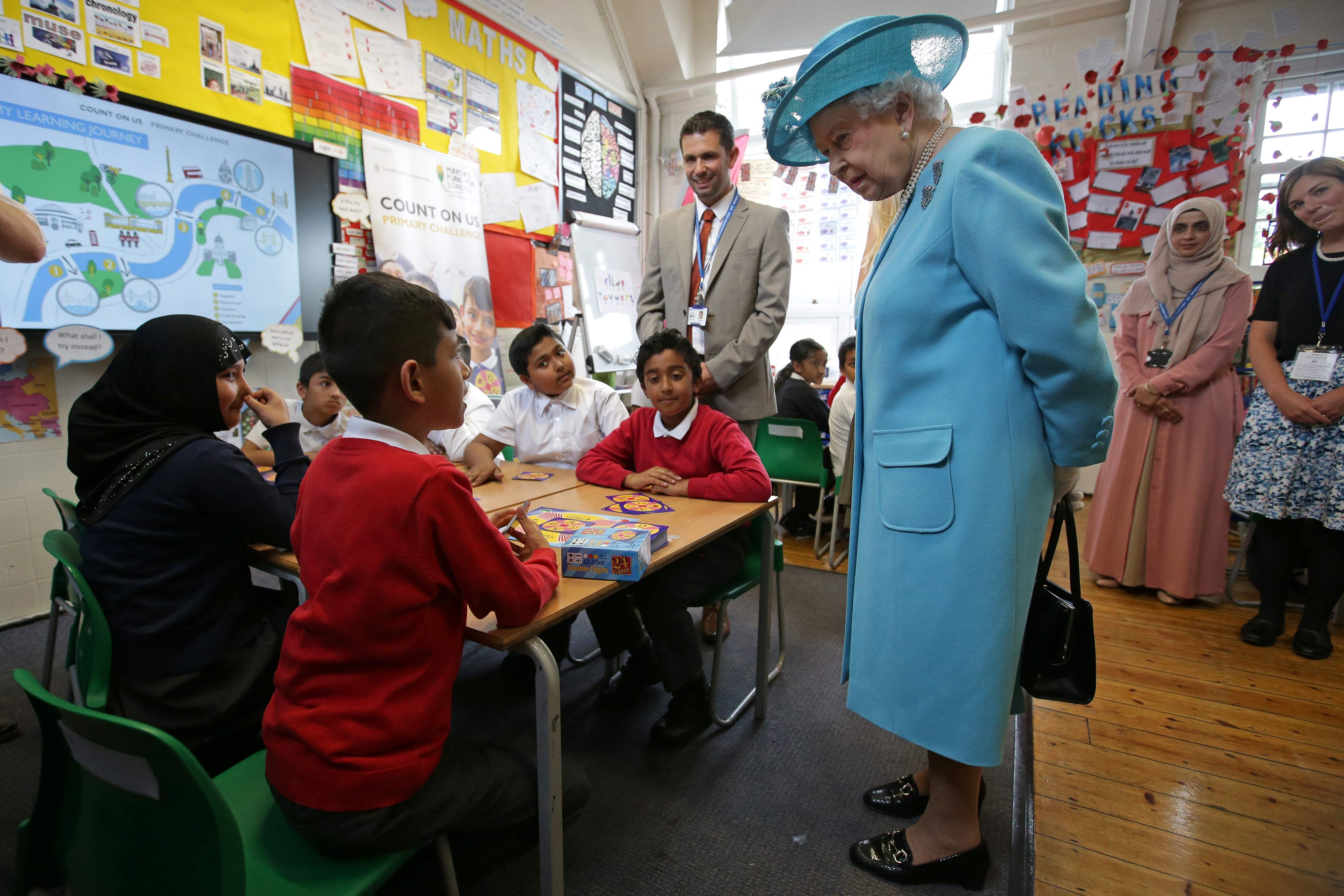 حديث الملكة إليزابيثت مع الطلاب