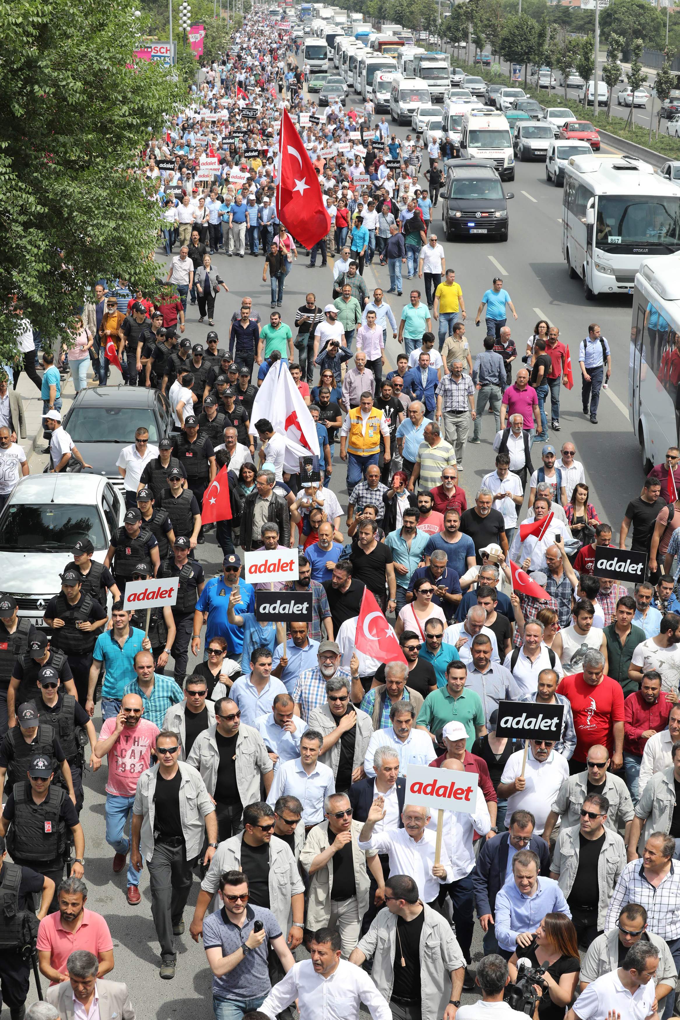 آلاف المعارضين لأردوغان فى شوارع إسطنبول