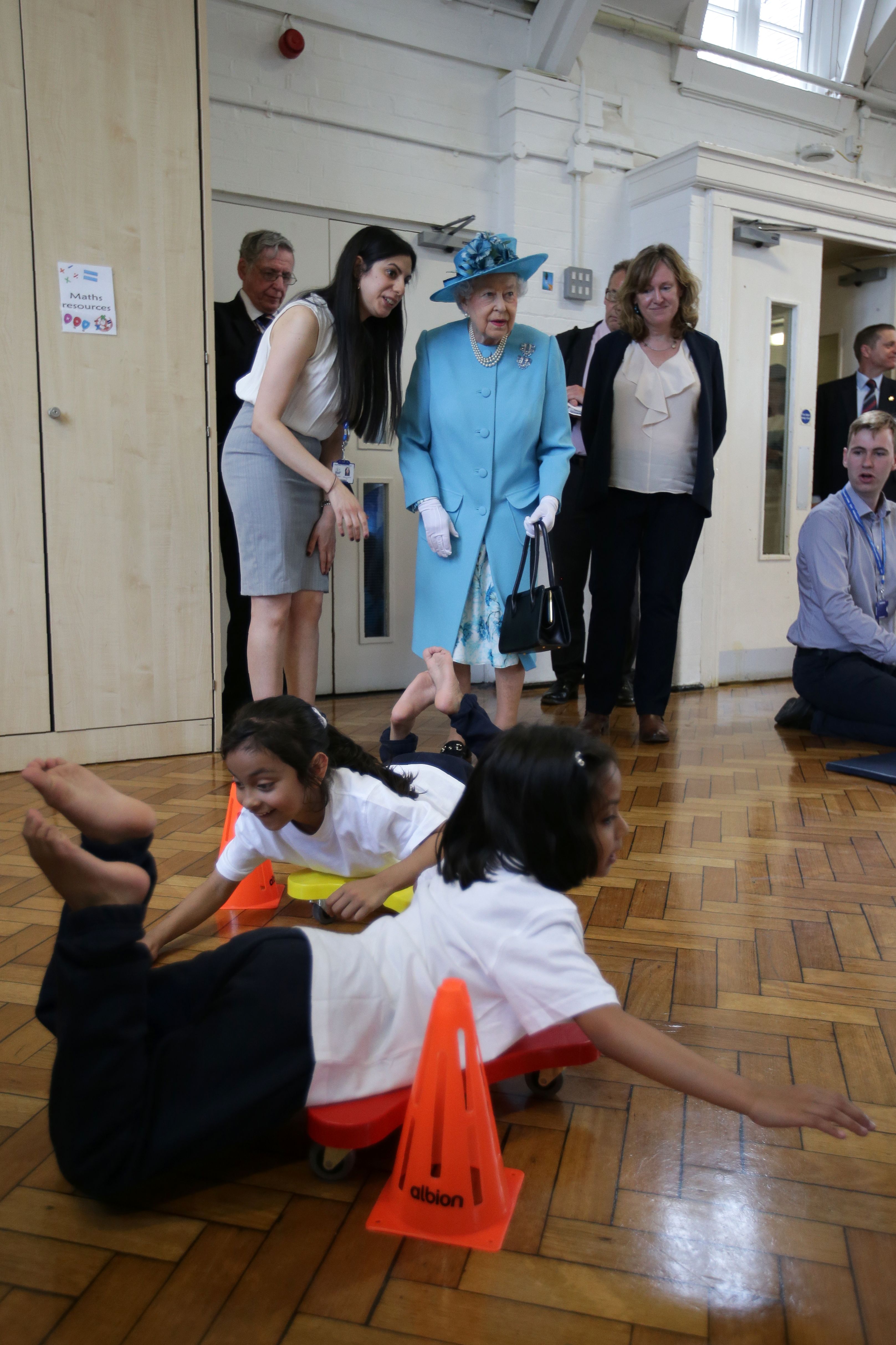 أطفال المدرسة فى استقبال الملكة إليزابيثت