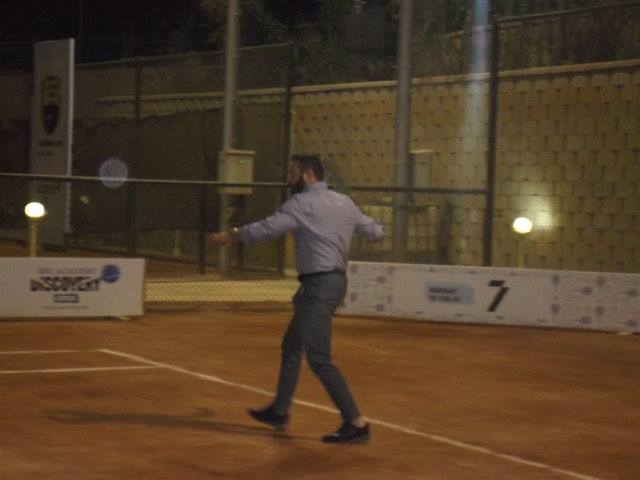 حازم إمام يمارس التنس فى بطولة ديسكفرى