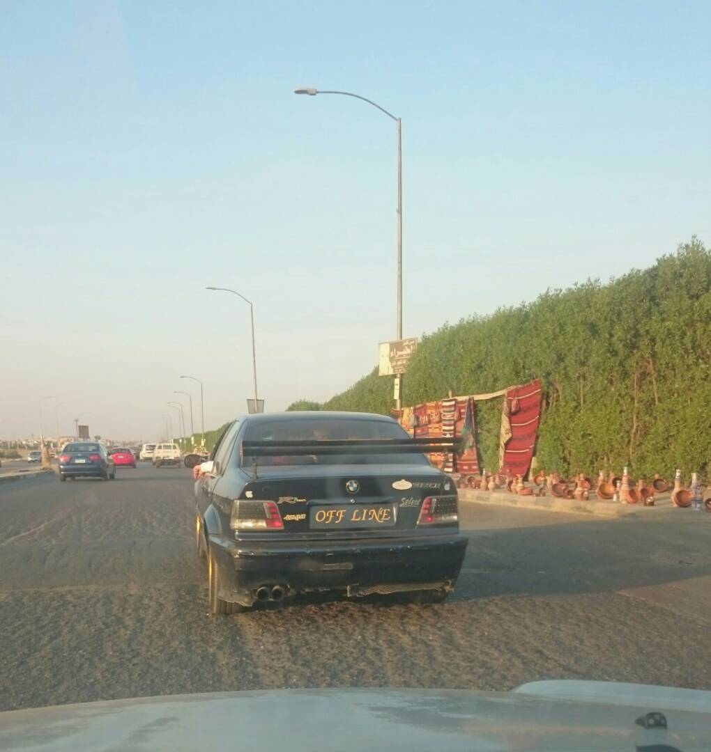 سيارة تحمل لوحات معدنية مخالفة أثناء مرورها فى مدينة 6 أكتوبر