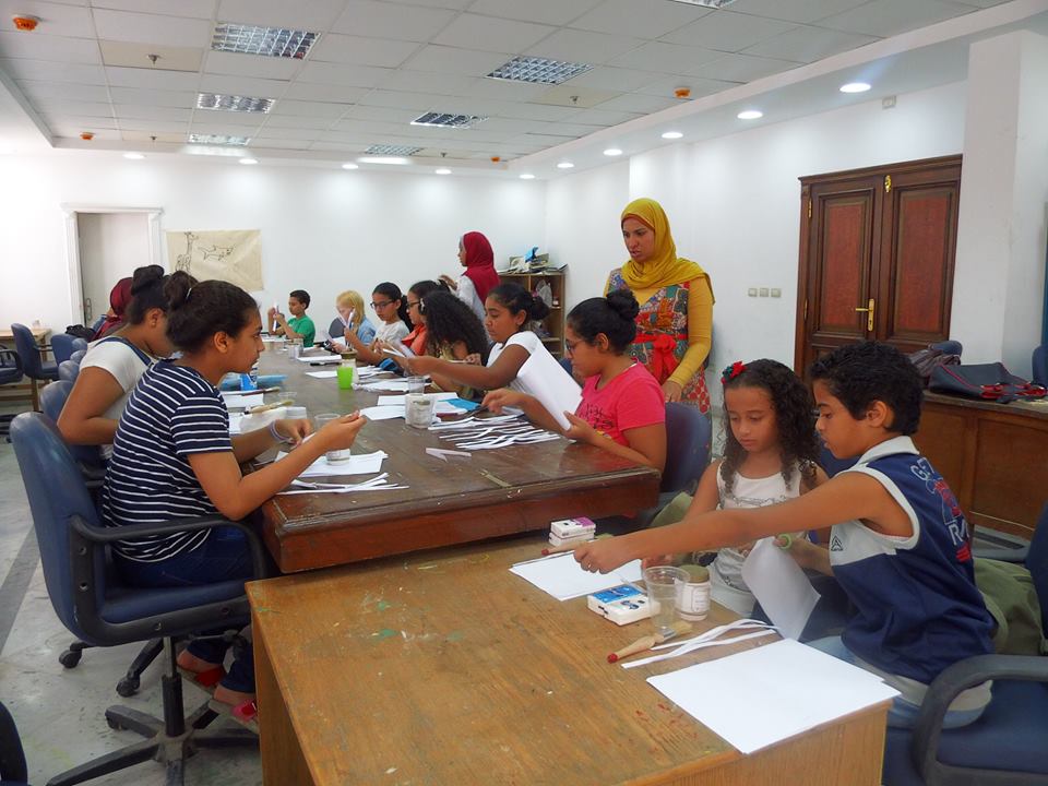 الآثار تعلم الأطفال صناعة الورق البردى فى متاحف الإسكندرية (6)