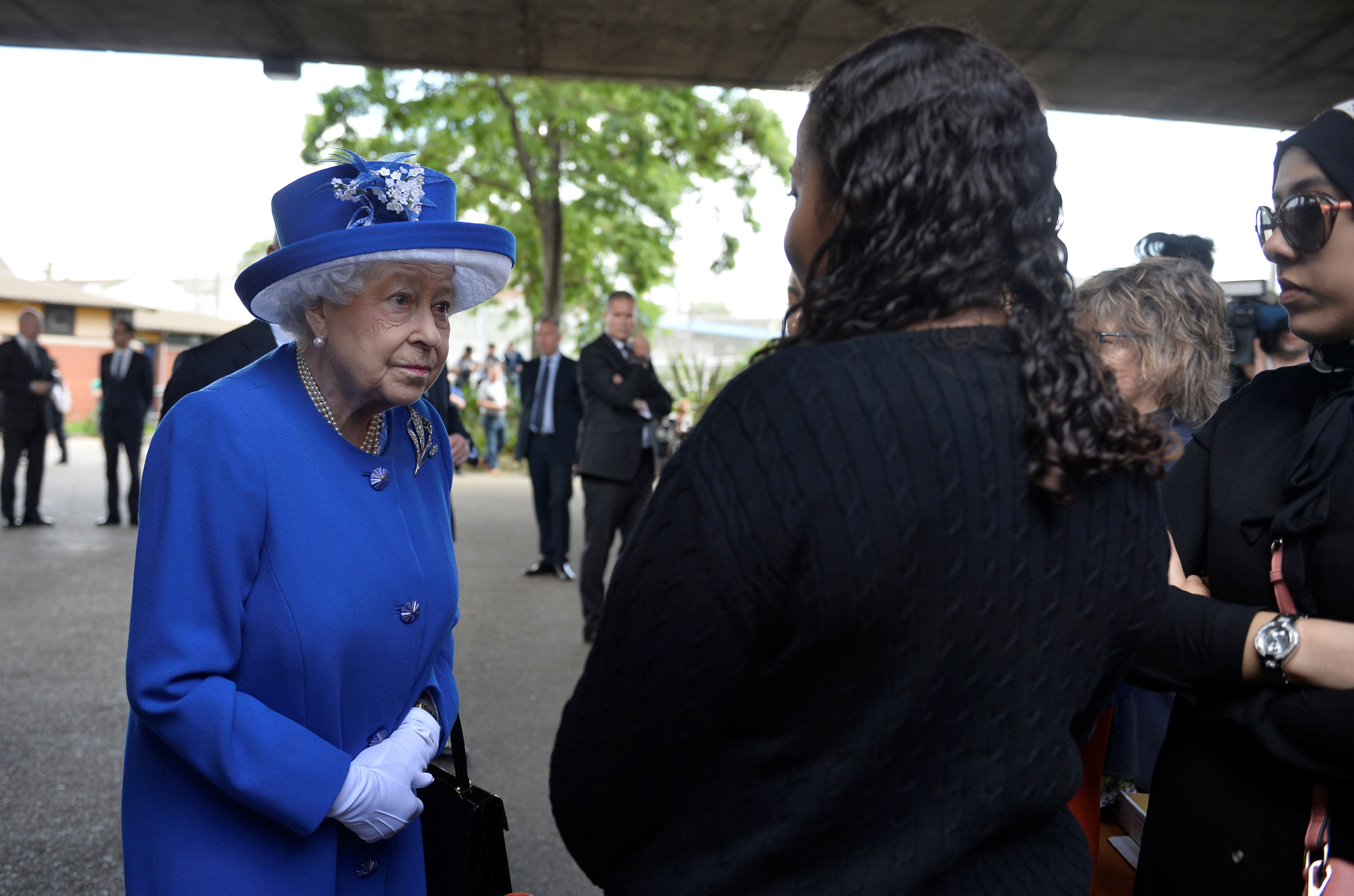الملكة اليزابيث تتحدث إلى سكان البرج المحترق فى لندن