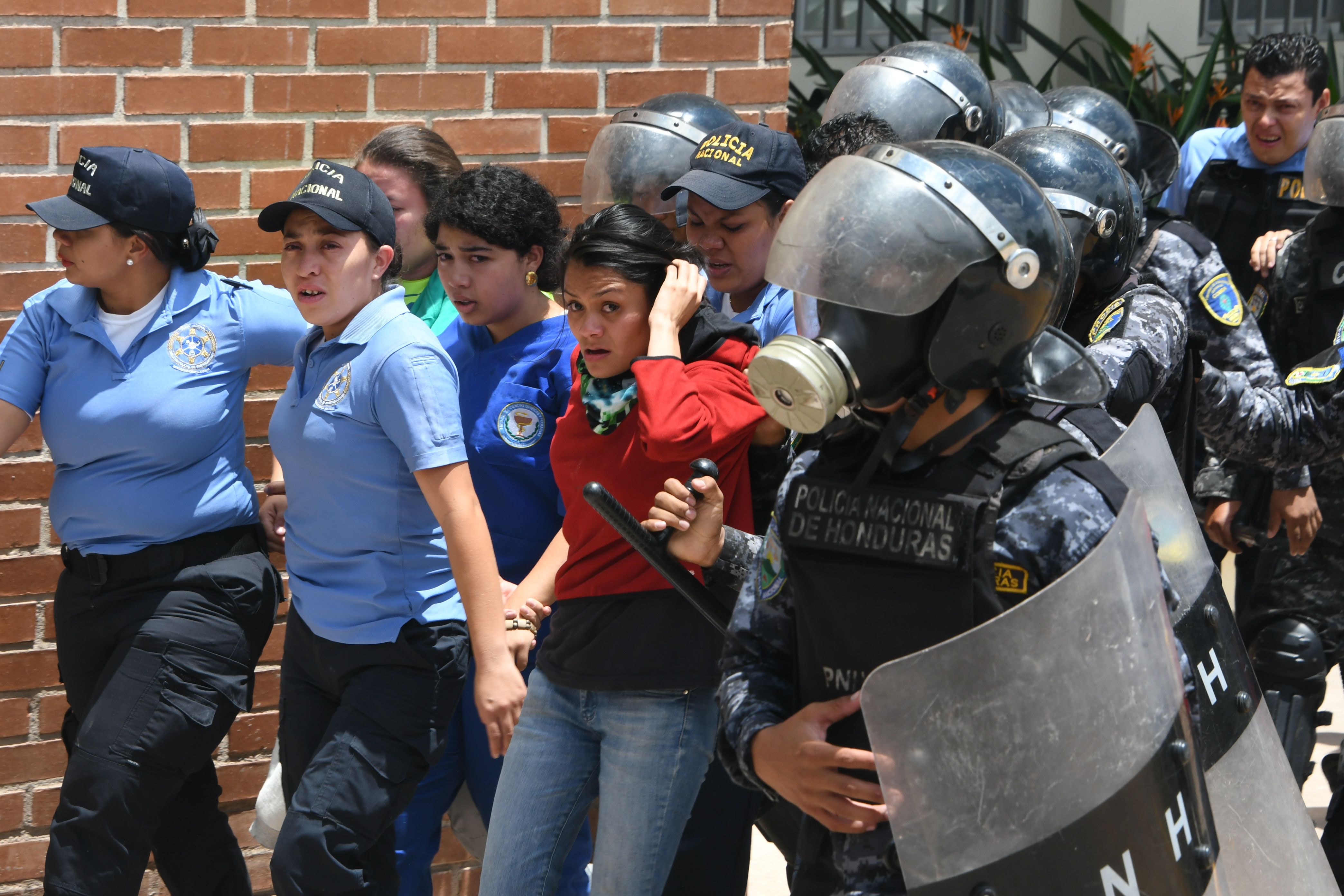 شرطة هندوراس  تعتقل طالبة