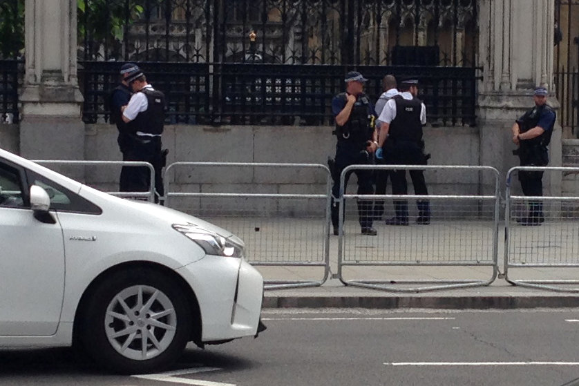 الشرطة البريطانية تعتقل شخص فى محيط البرلمان