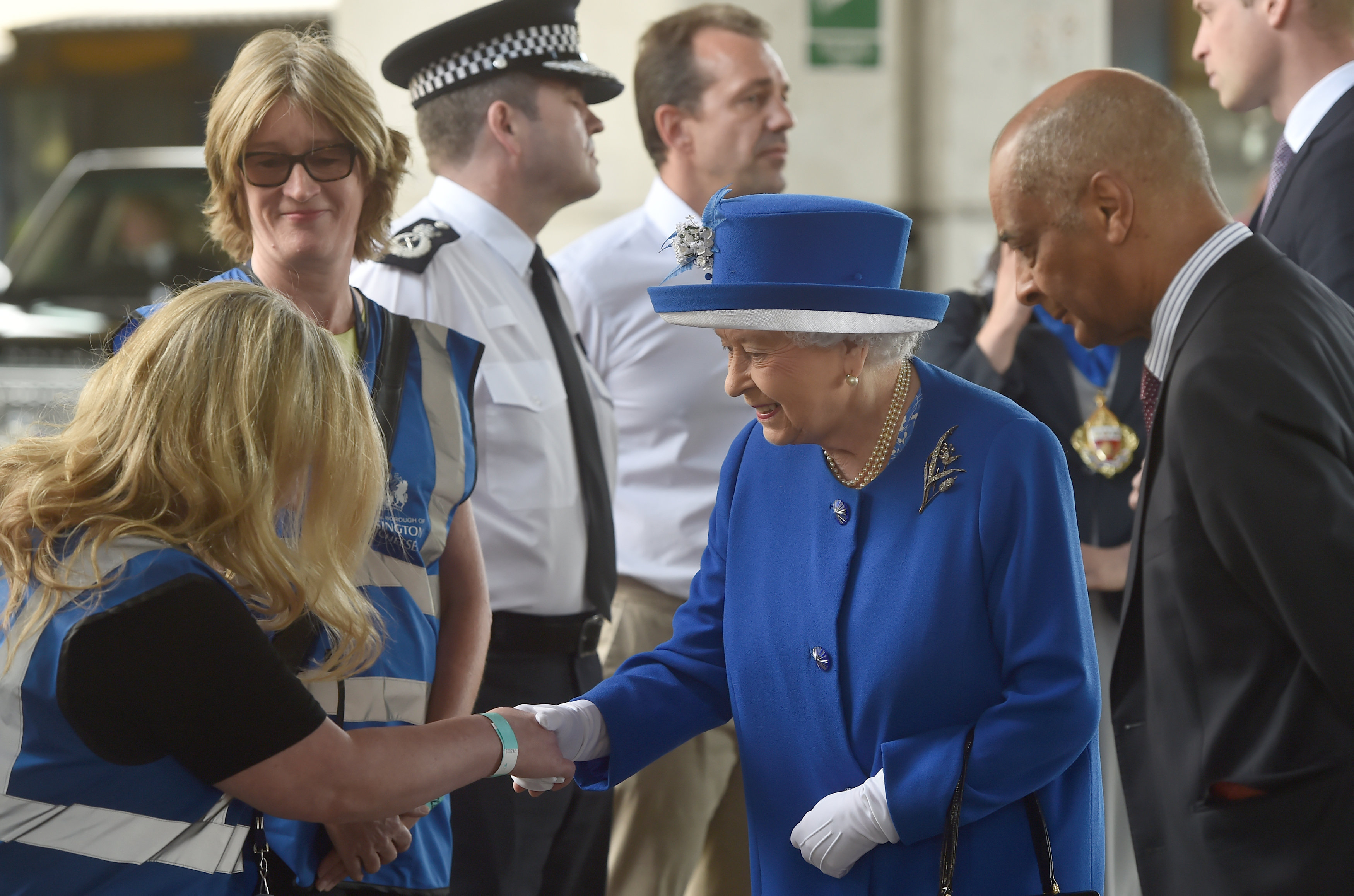 الملكة اليزابيث تزور مركز امدادات لضحايا البرج المحترق
