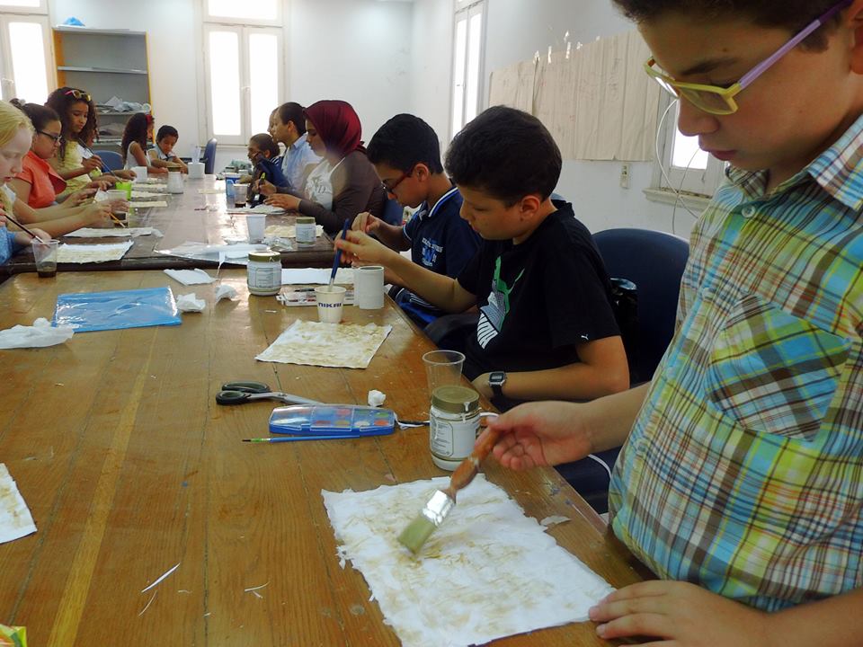 الآثار تعلم الأطفال صناعة الورق البردى فى متاحف الإسكندرية (9)