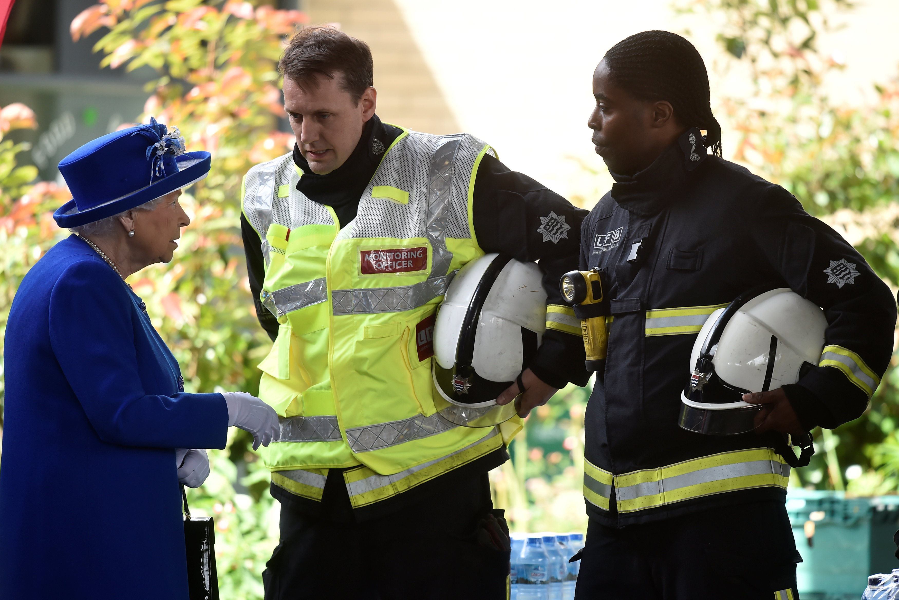 الملكة إليزابيث تلتقى رجال الإطفاء فى مركز ويست واى بلندن