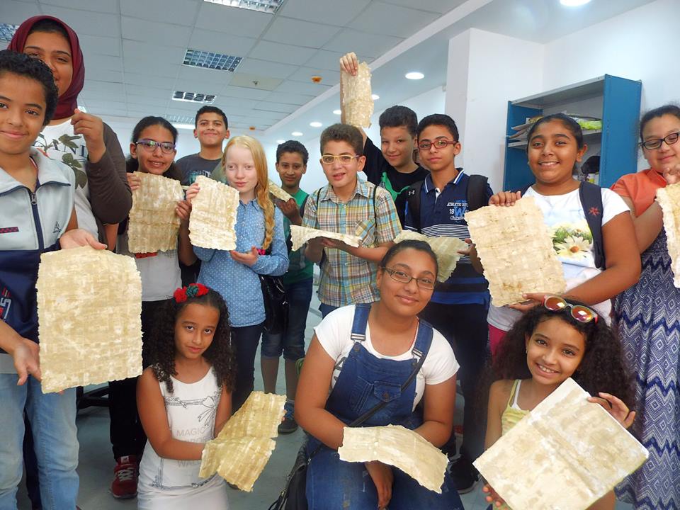 الآثار تعلم الأطفال صناعة الورق البردى فى متاحف الإسكندرية (2)