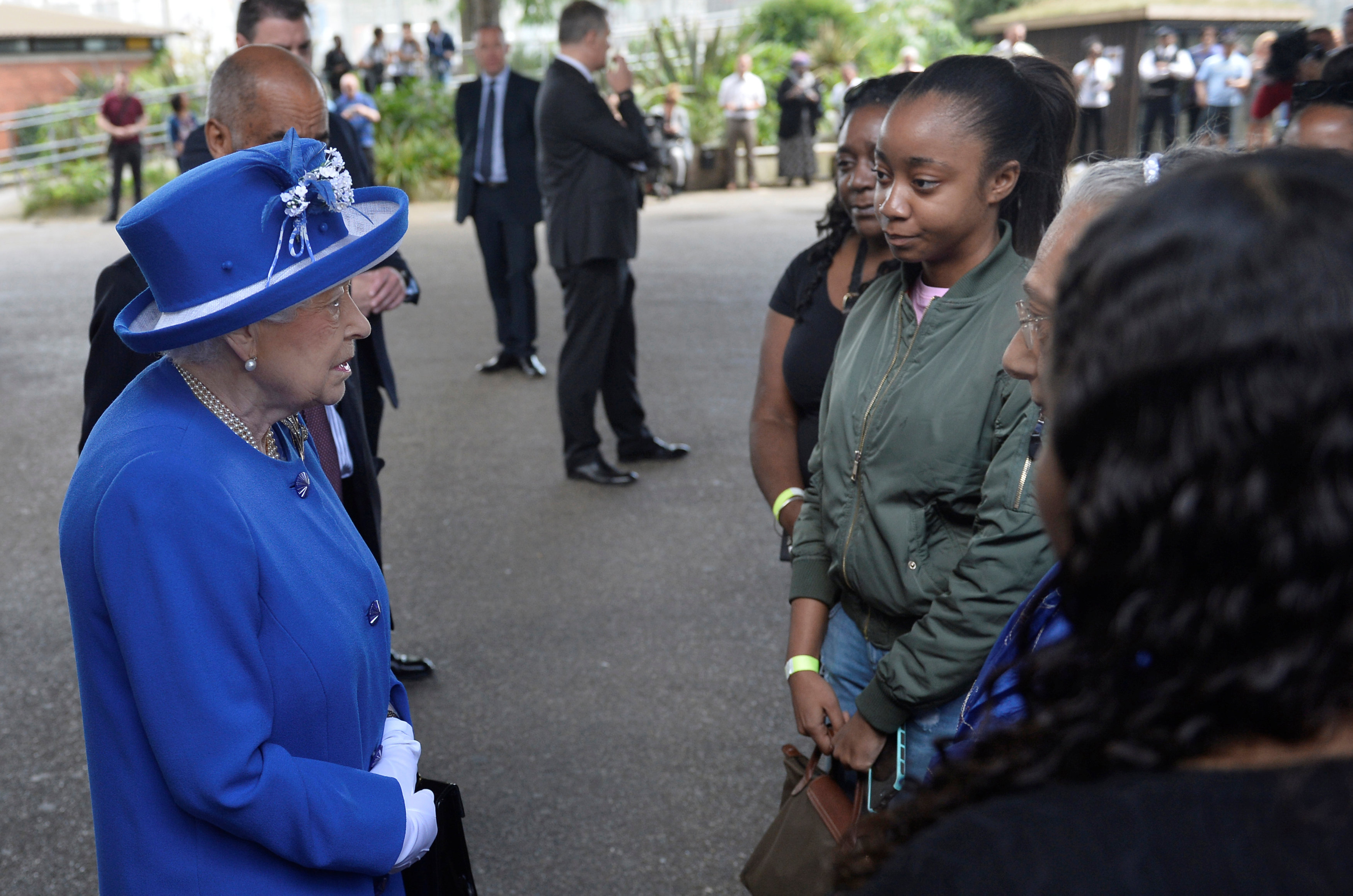 الملكة اليزابيث تزور سكان برج جرينفيل المحترق