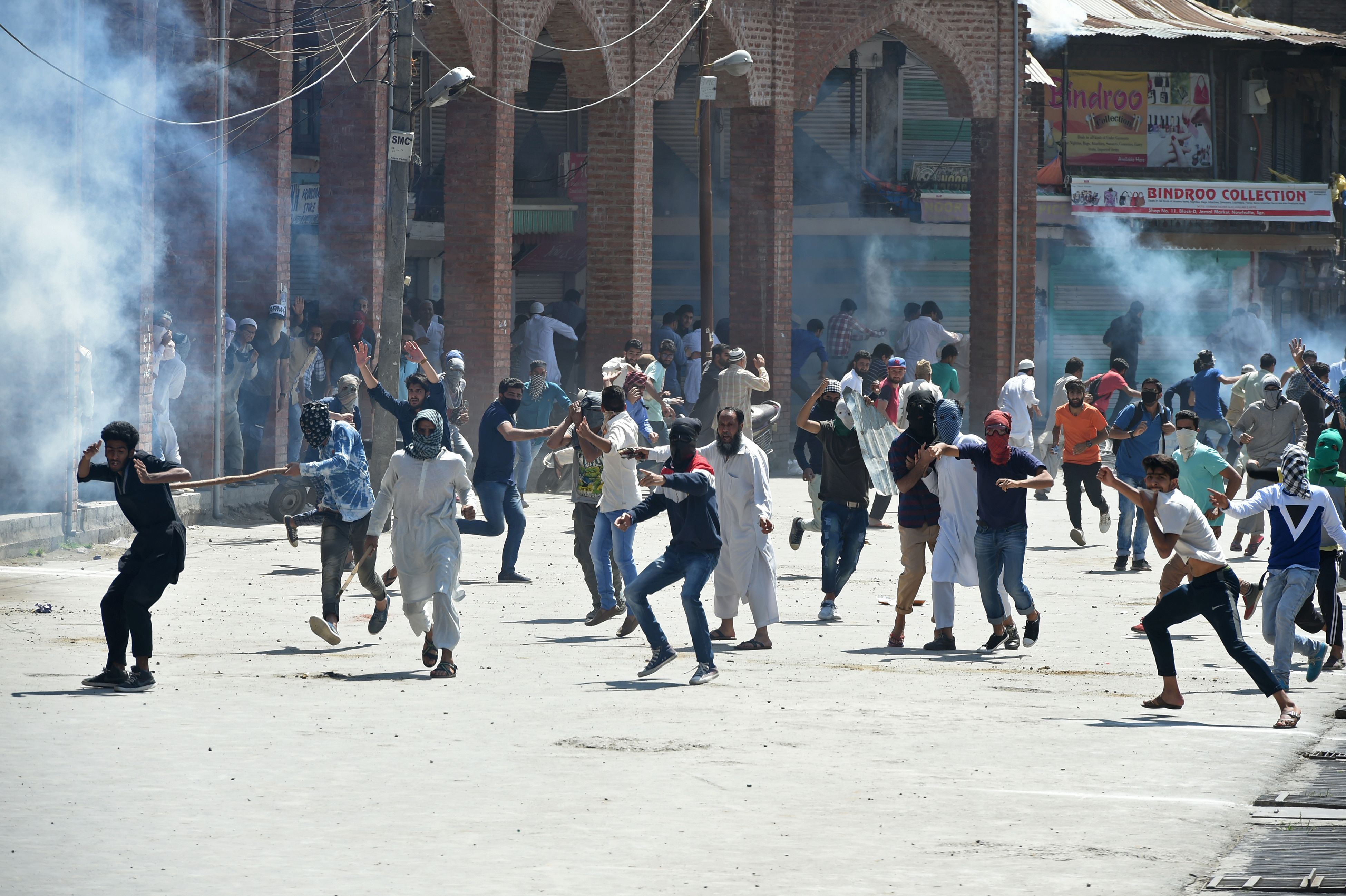 الشرة تلقى قنابل الغاز لتفريق المتظاهرين