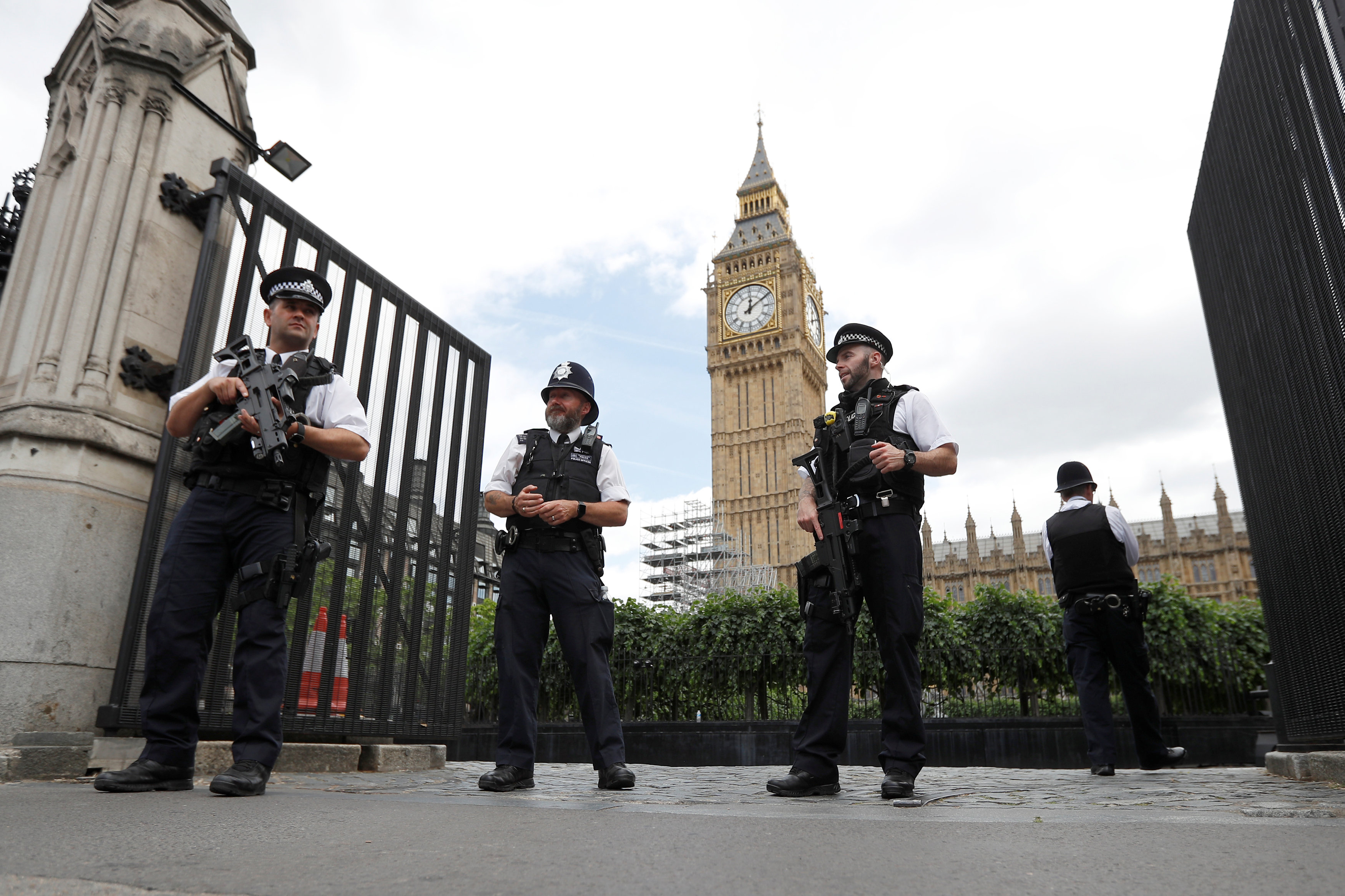 Criminal england. Полицейский в Англии возле замка. Полиция Лондона обыск дома.