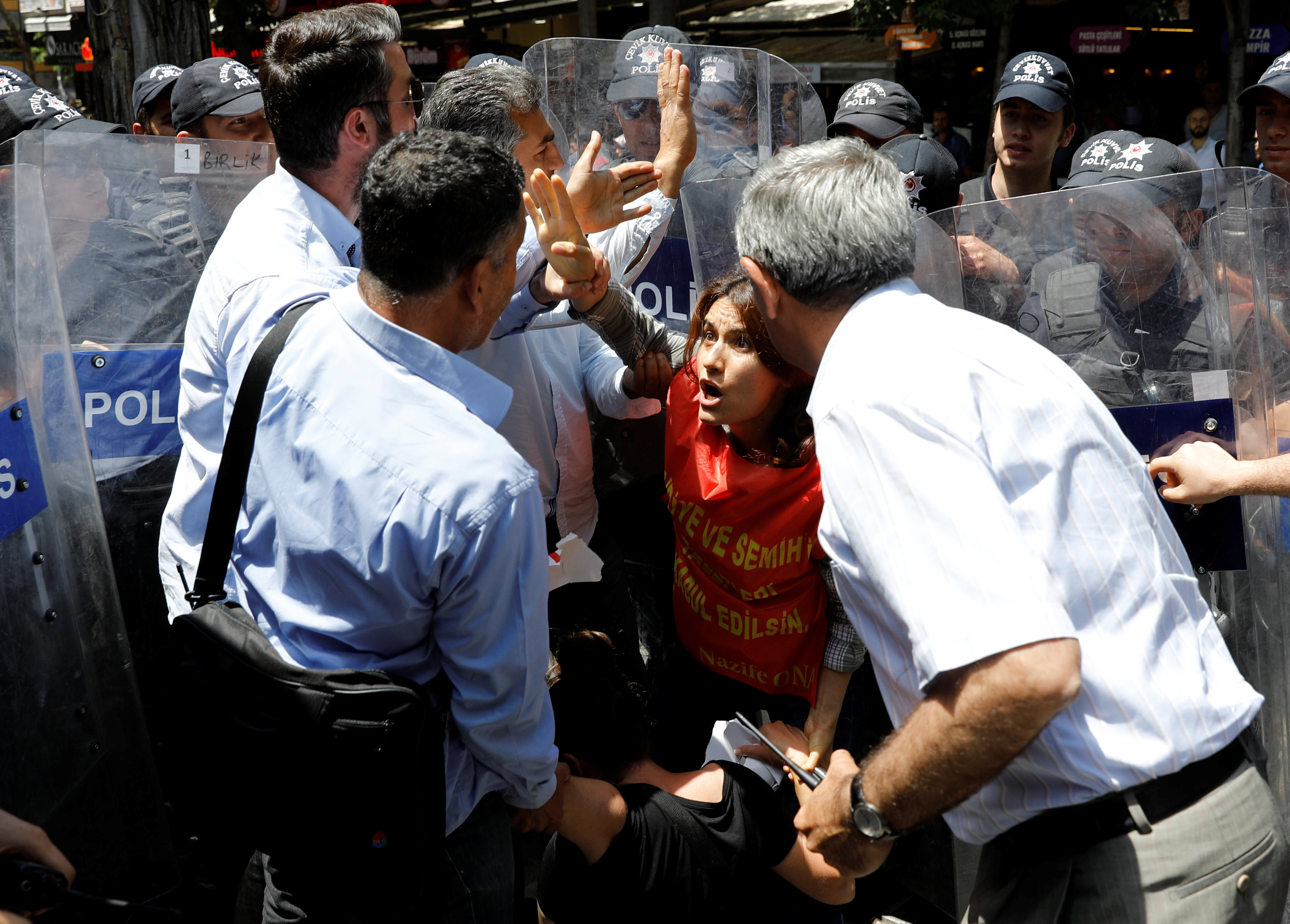 تفريق احتجاجات على اعتقال مدرسين فى تركيا