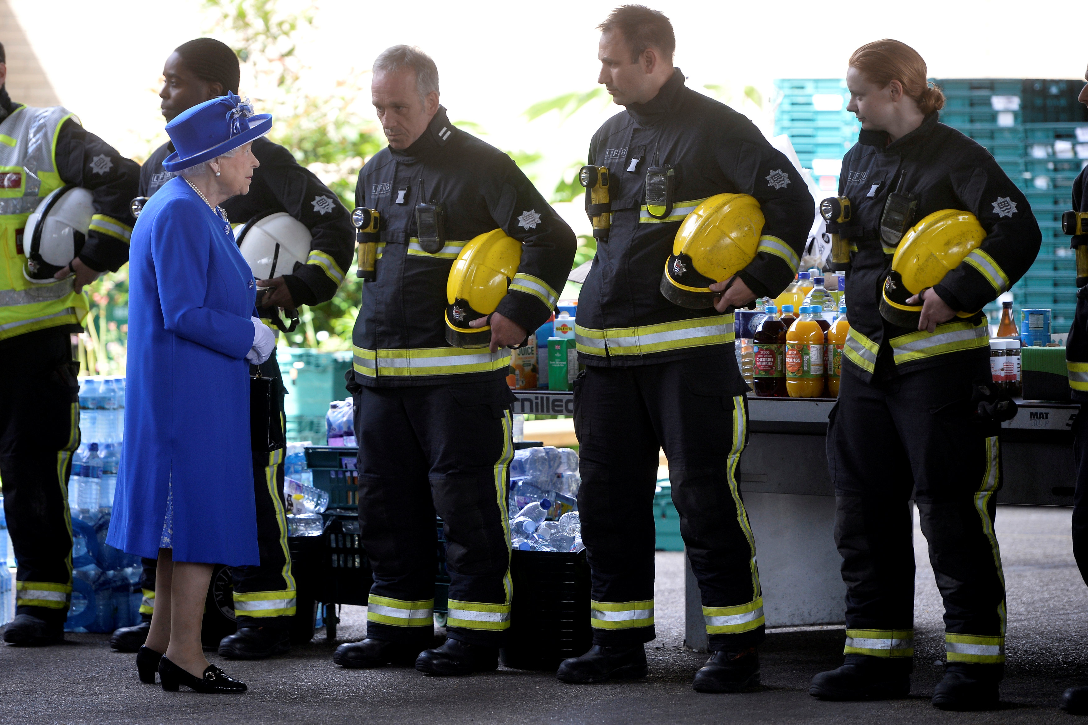 ملكة بريطانيا تتحدث إلى رجال الإطفاء