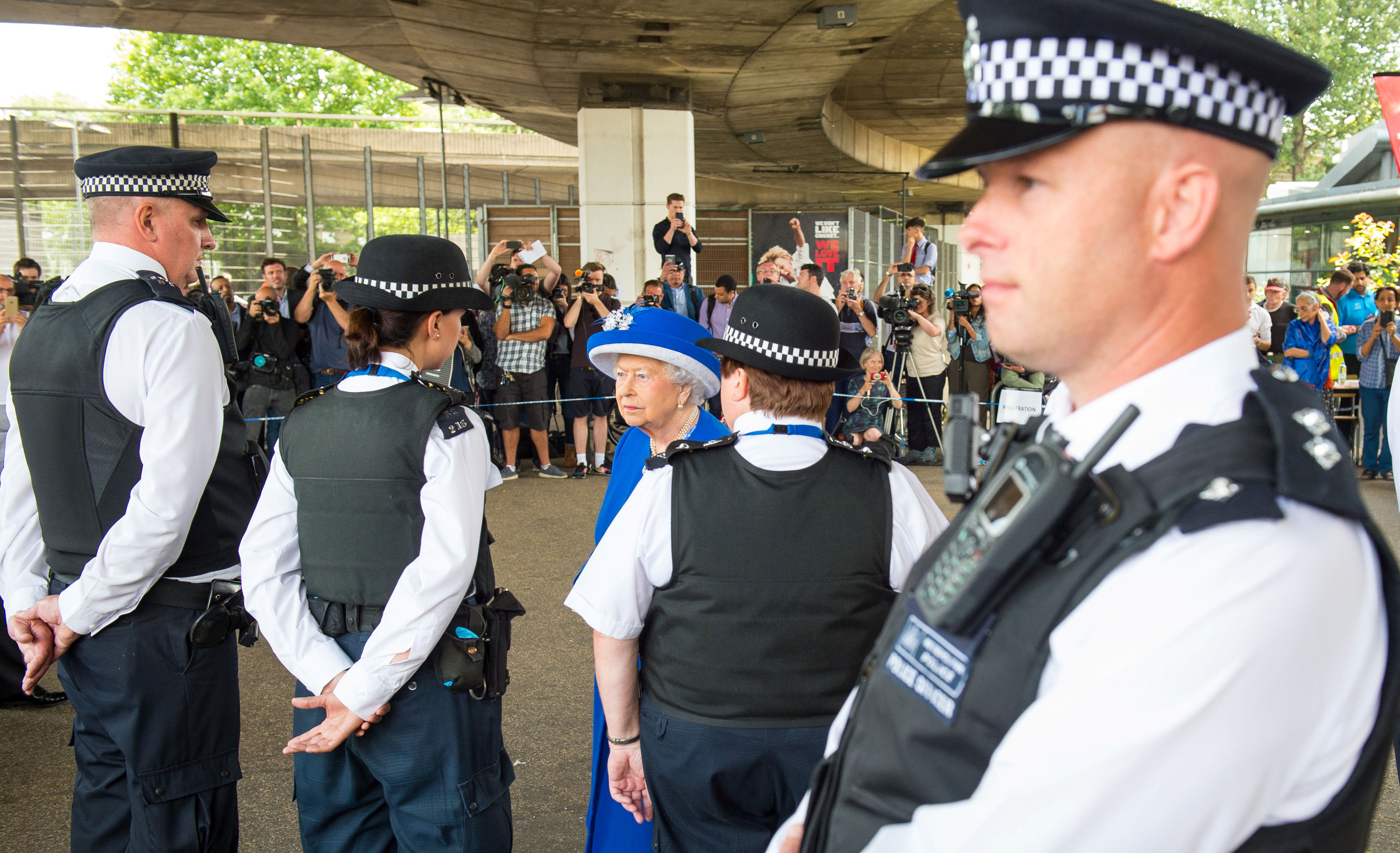 الملكة إليزابيث تتحدث إلى رجال الشرطة فى لندن