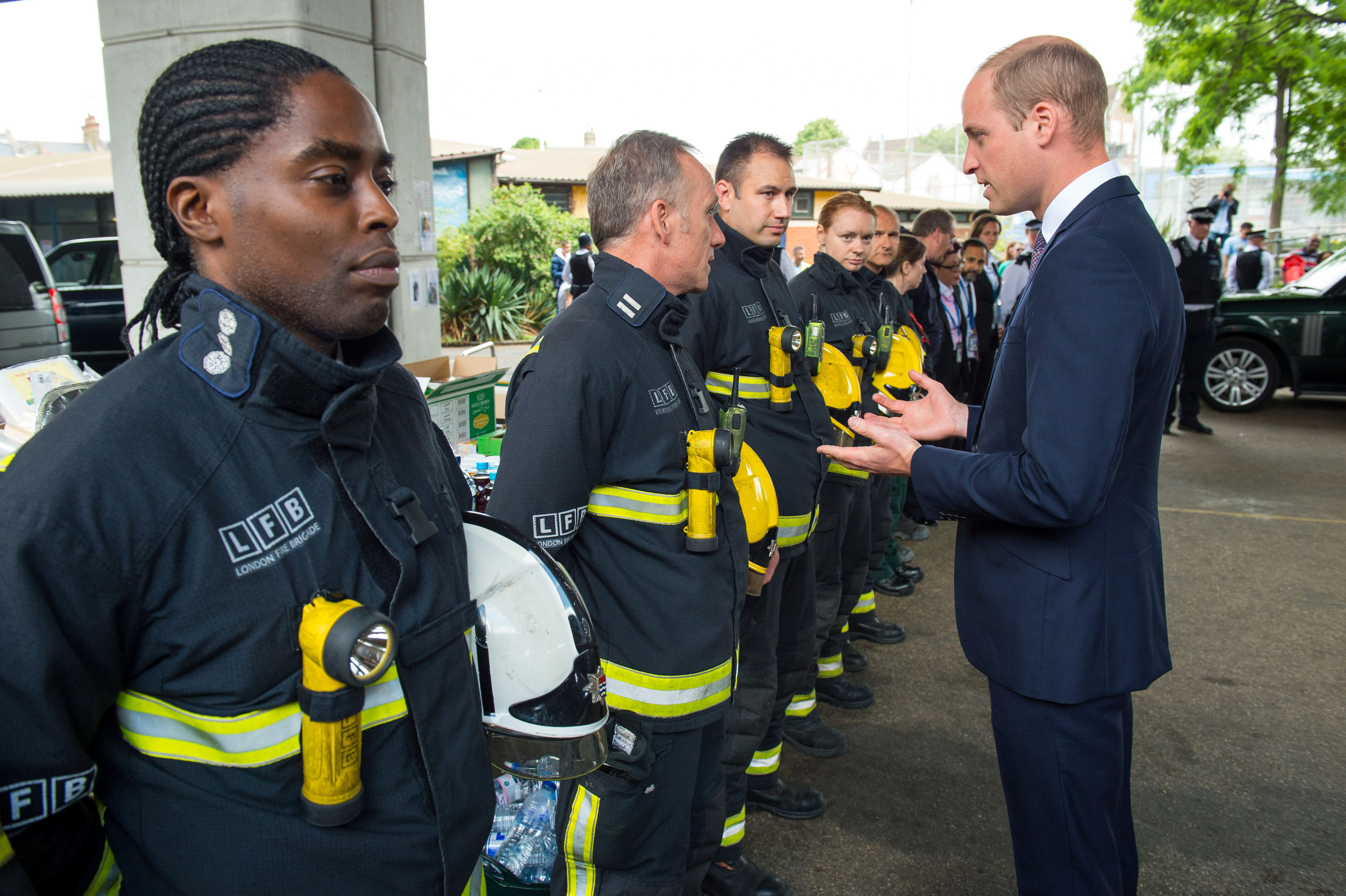 الأمير وليام يلتقى رجال الإطفاء