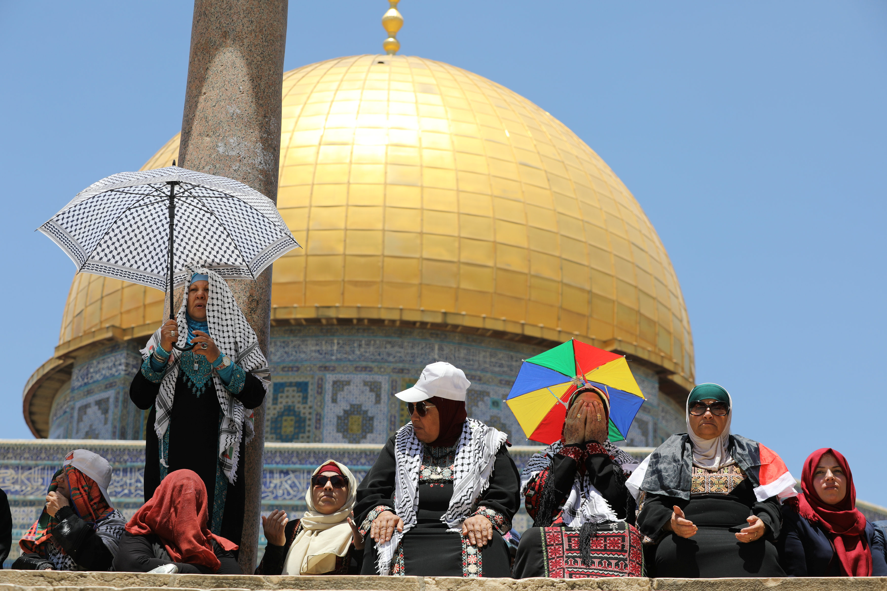توافد الفلسطينيين للصلاة فى المسجد الأقصى