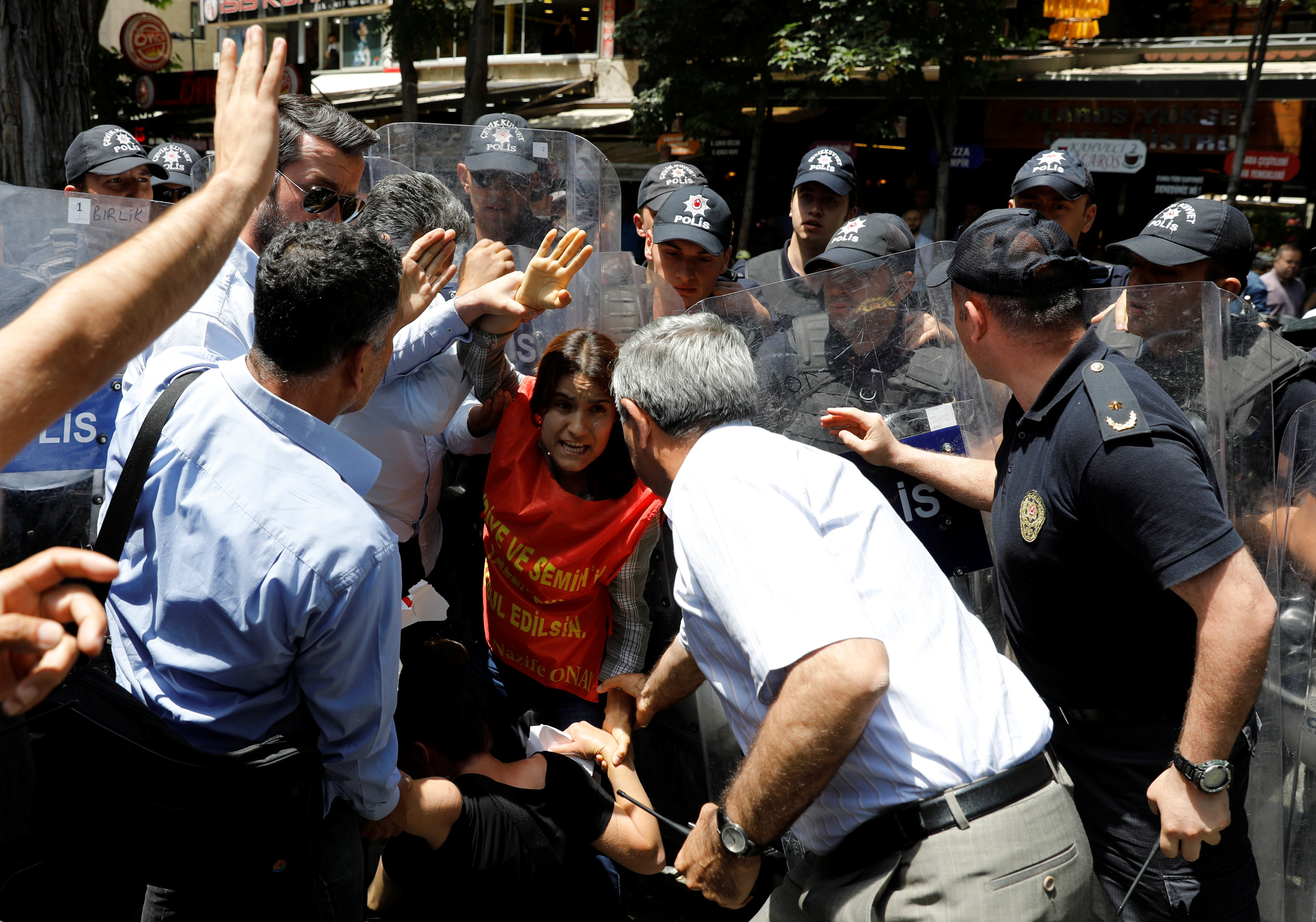 الشرطة التركية تلقى القبض على متظاهرة