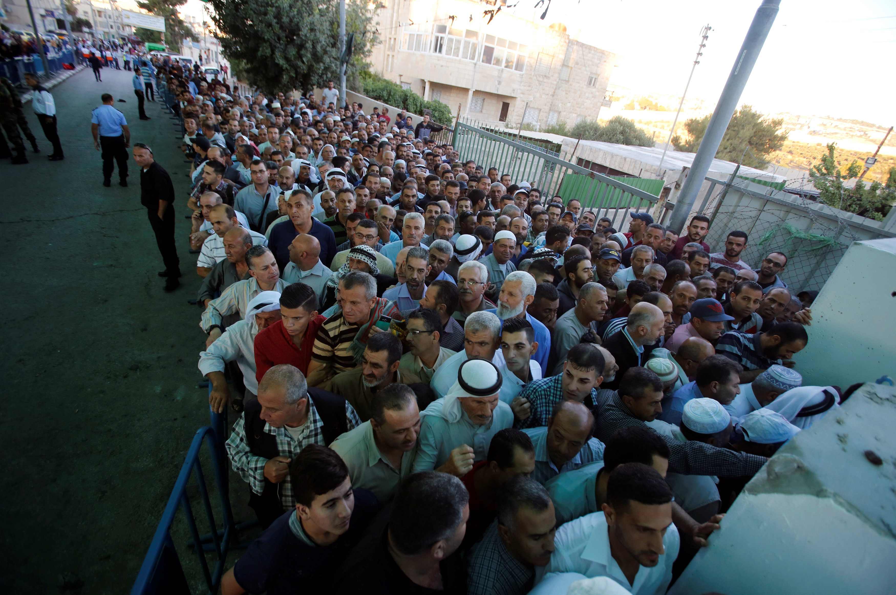 تكدس آلاف الفلسطينيين لأداء صلاة الجمعة بالمسجد الأقصى