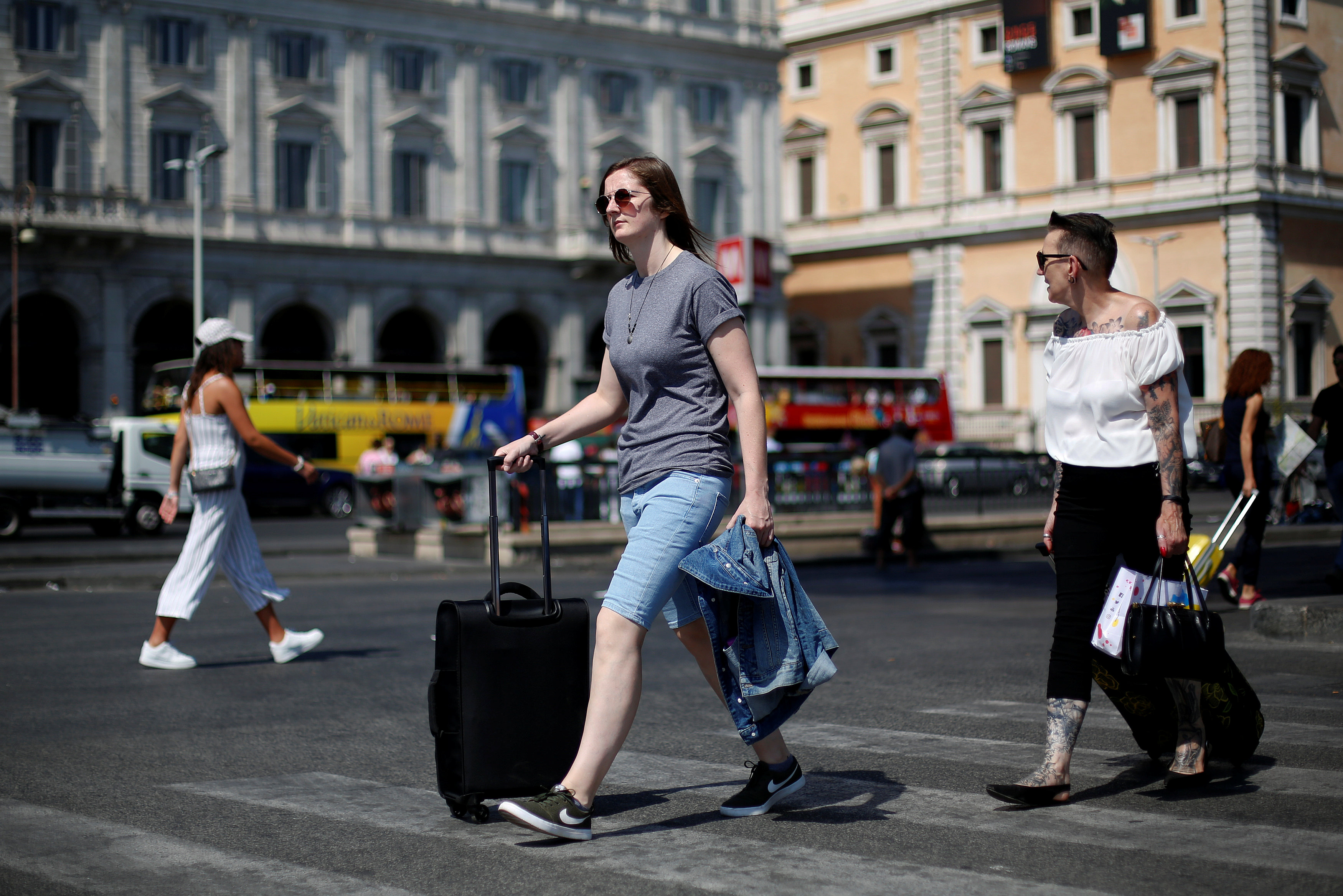 مواطنون يلجأون للسير لمواجهة اضراب النقل العام فى روما