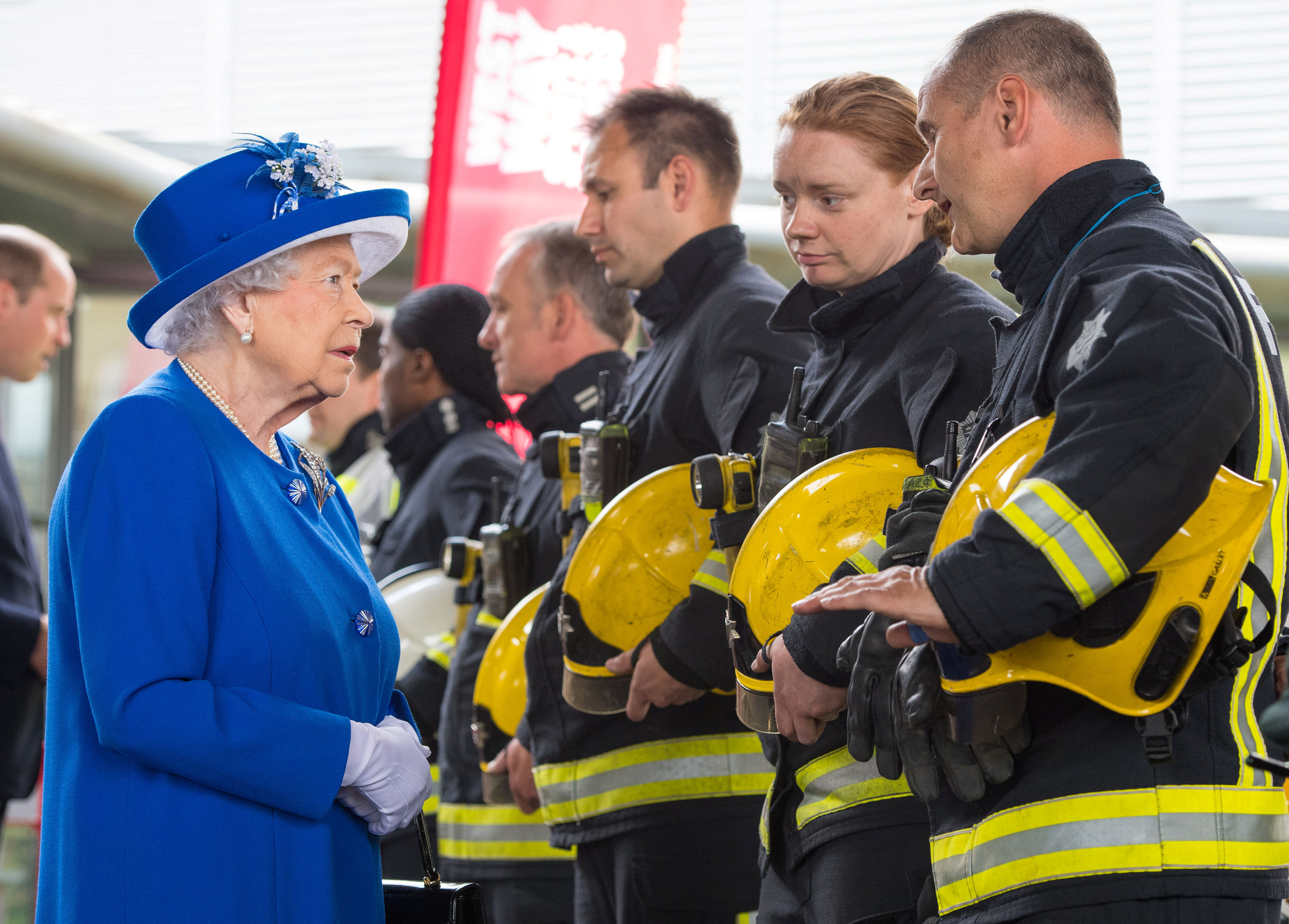 رجال الإطفاء يتحدثون إلى ملكة بريطانيا