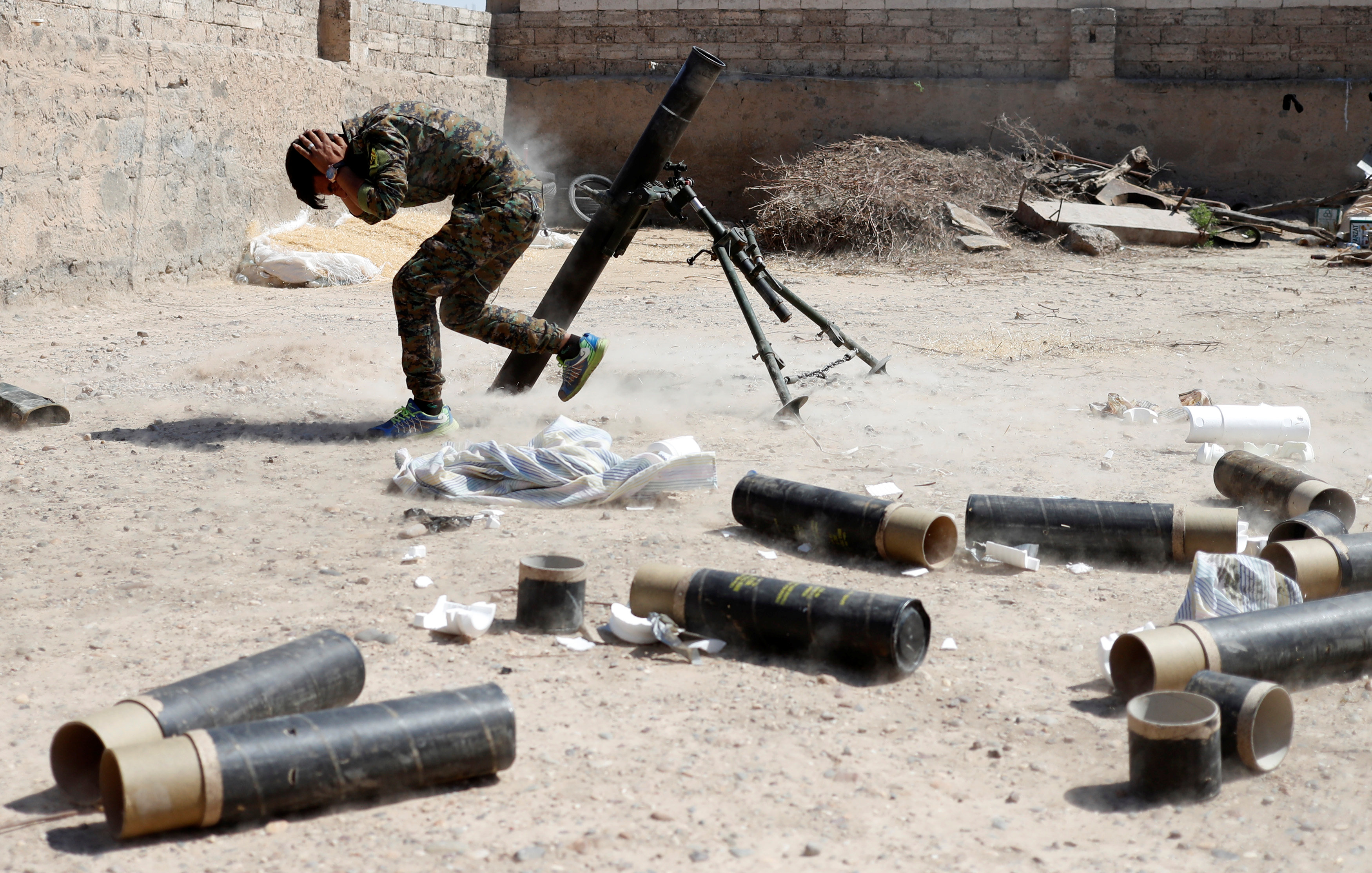 أحد عناصر الجيش العراقى يفجر مقذوف ضد داعش بالموصل