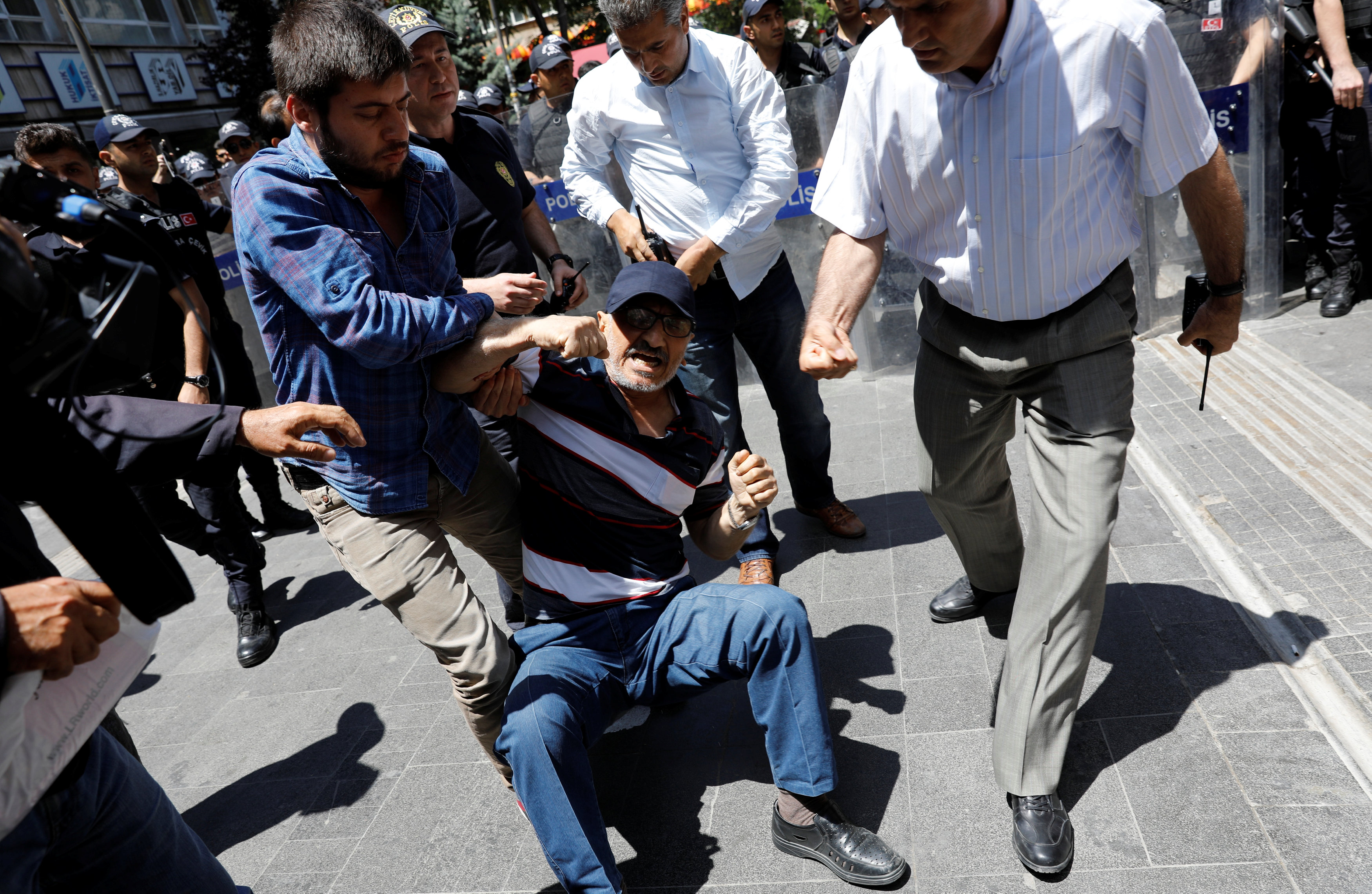 الشرطة التركية تلقى القبض على متظاهر