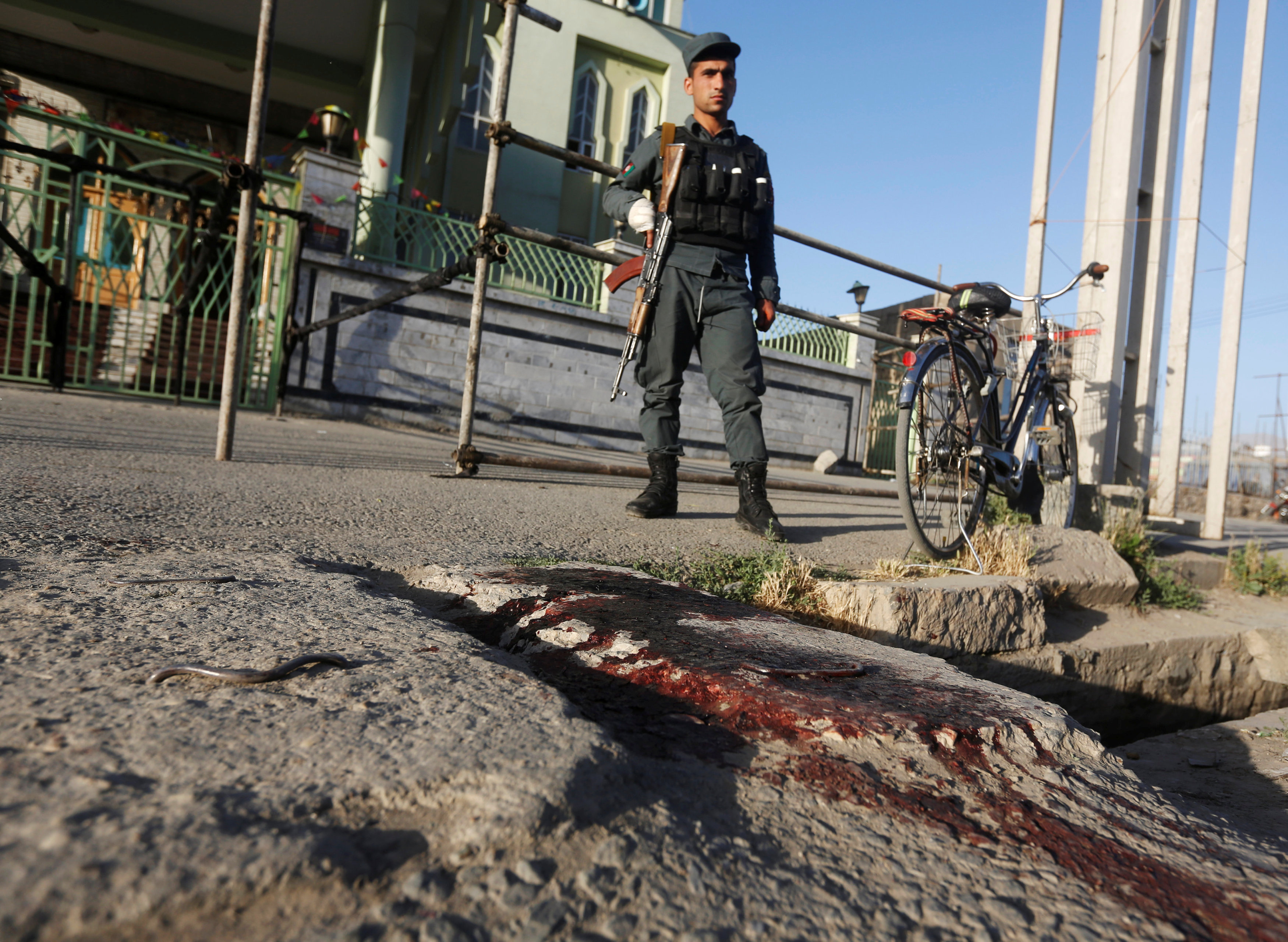 آثار دماء الضحايا بمحيط مسجد فى كابول