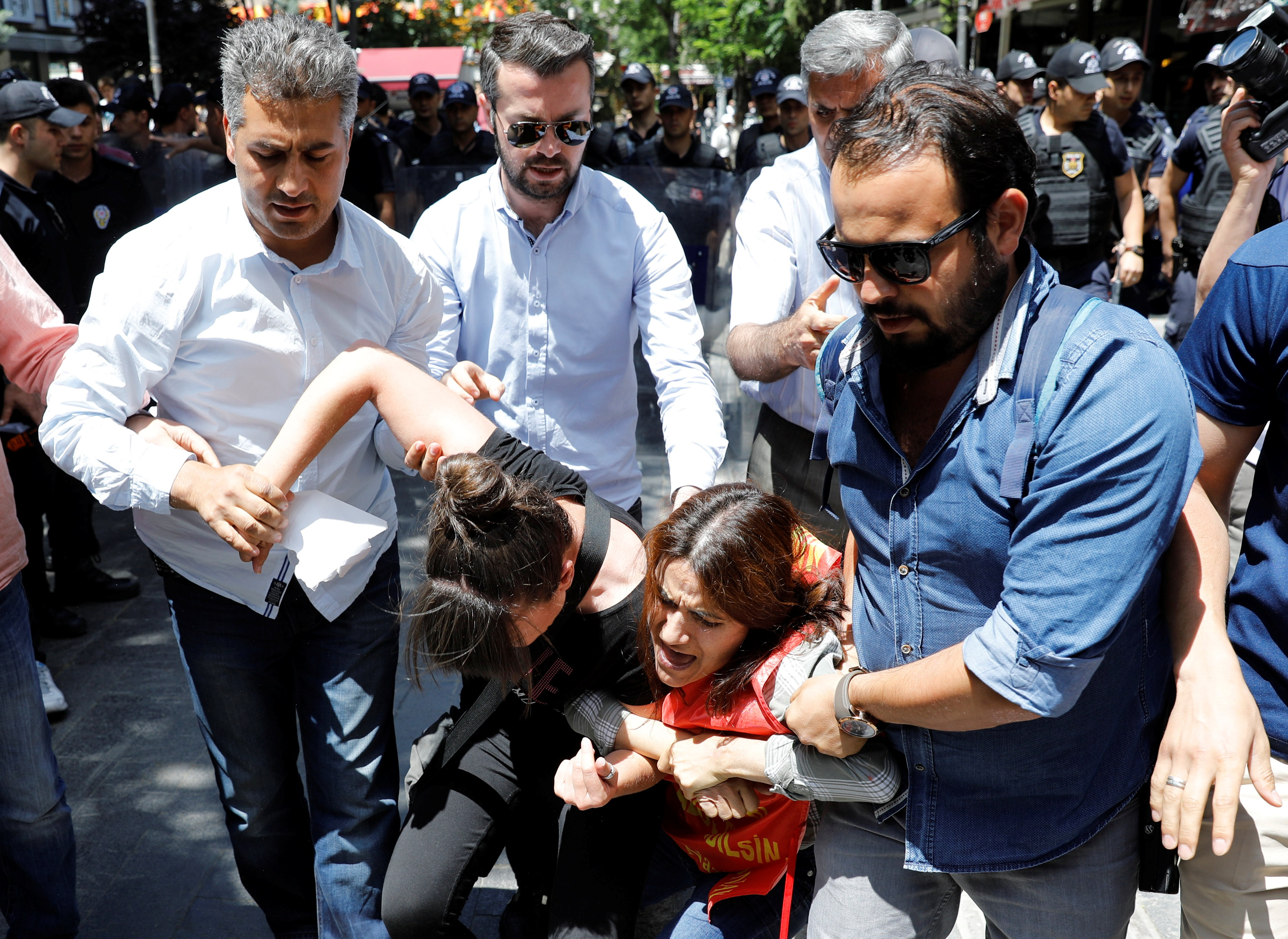 الشرطة التركية تلقى القبض على متظاهرين