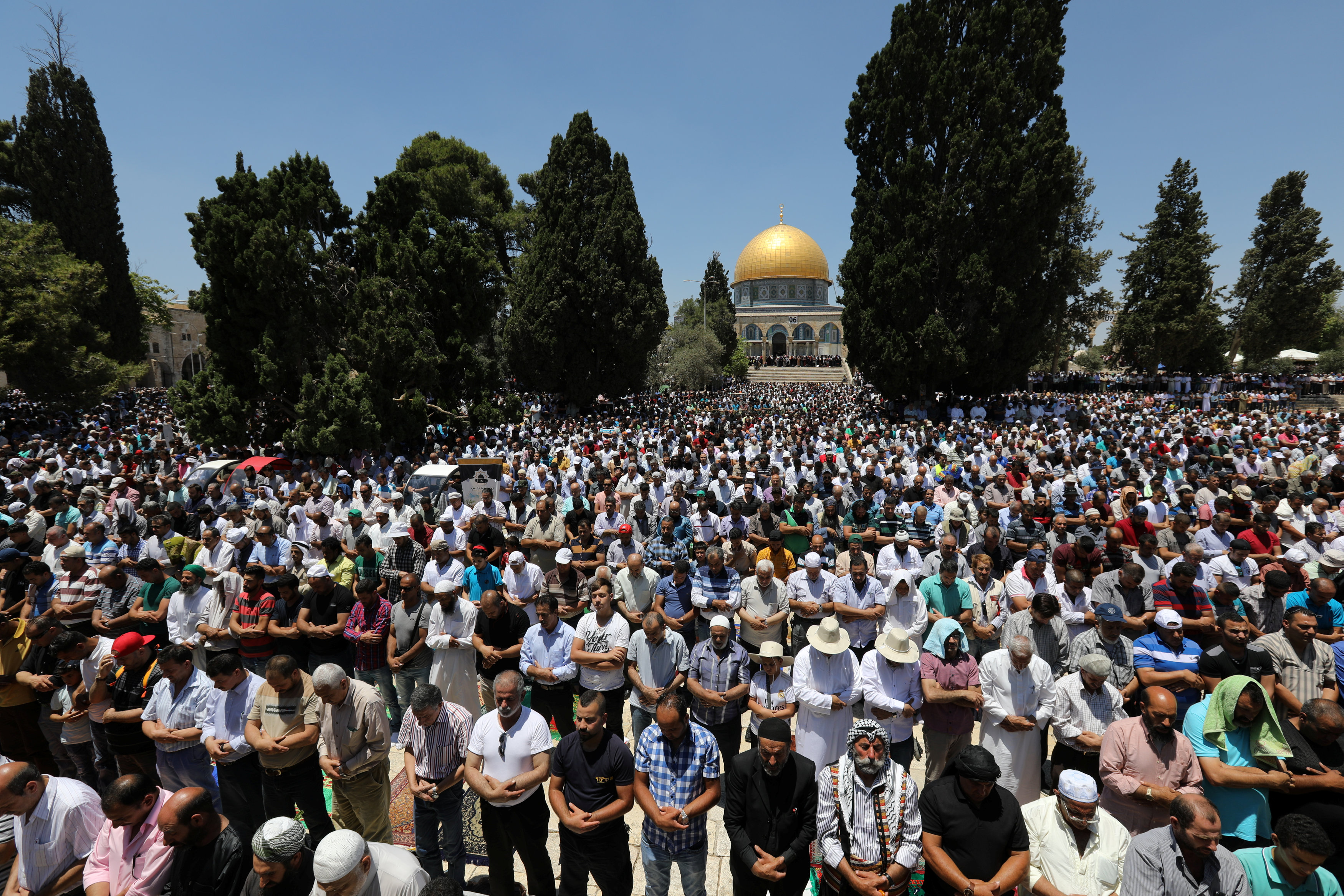 آلاف الفلسطينيين يؤدون الصلاة فى المسجد الأقصى