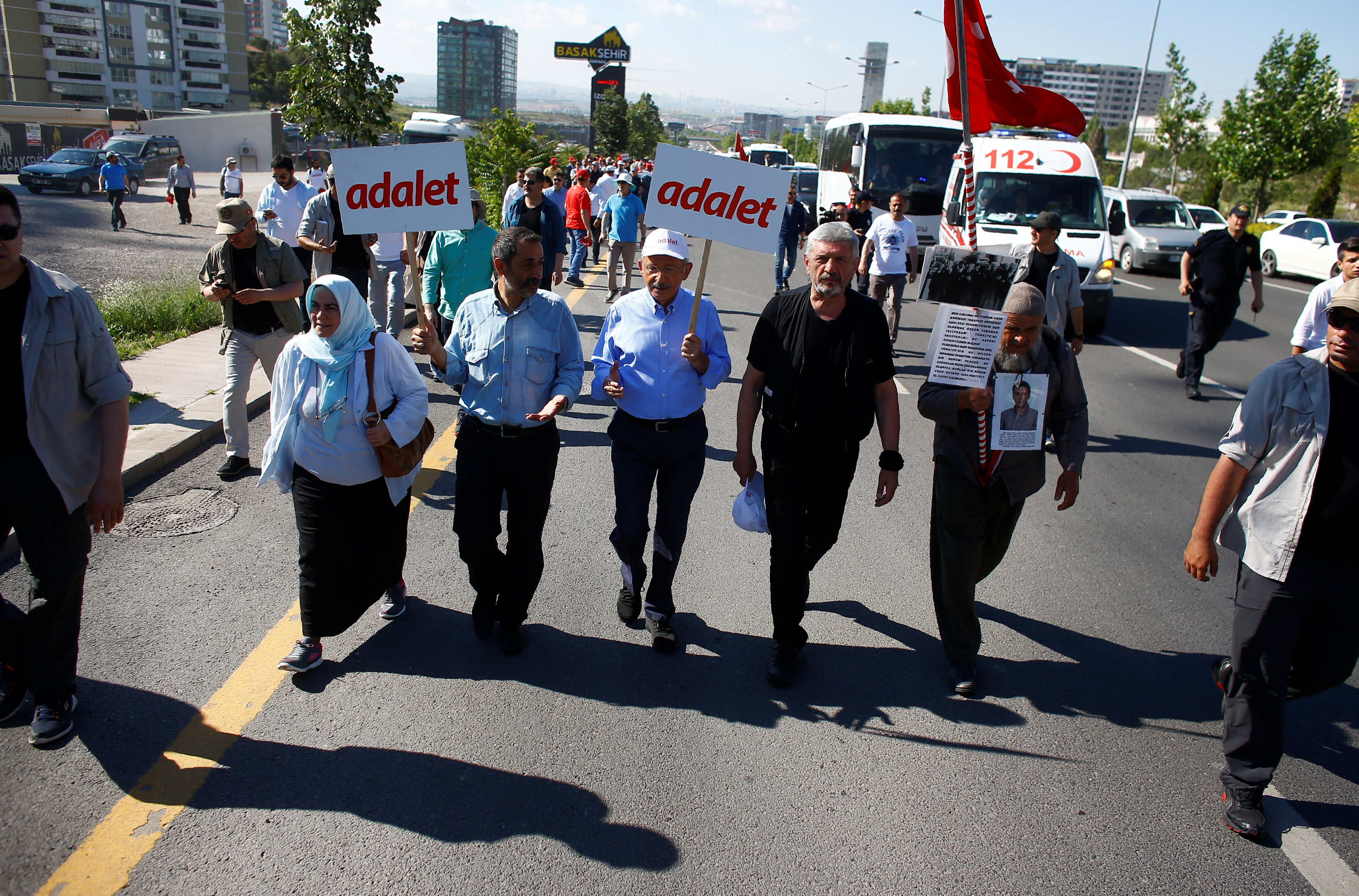 زعيم حزب الشعب الجمهورى يقود مسيرة العدالة من أنقرة