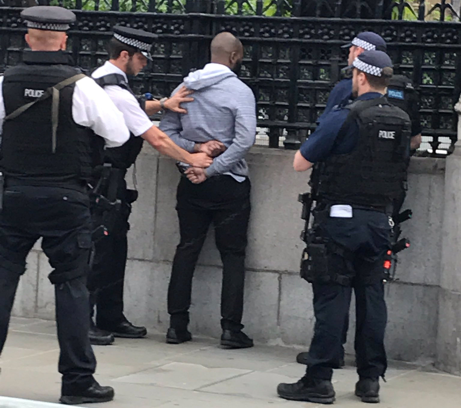 الشخص المعتقل فى محيط البرلمان البريطانى