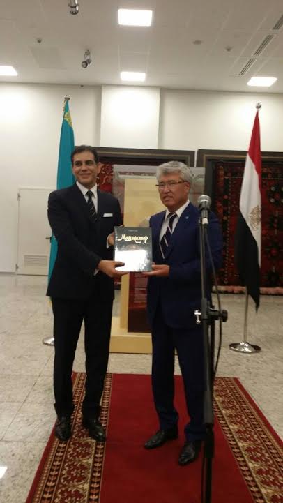 السفير المصرى يهدى درعا تذكاريا لوزير الثقافة الكازاخستانى (2)