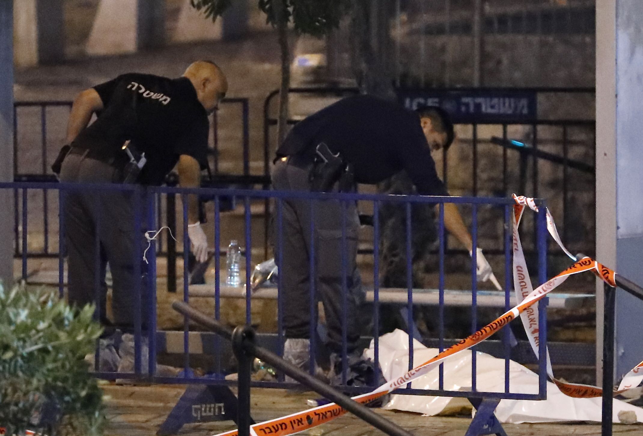 الشرطة الإسرائيلية تعاين موقع الحدث