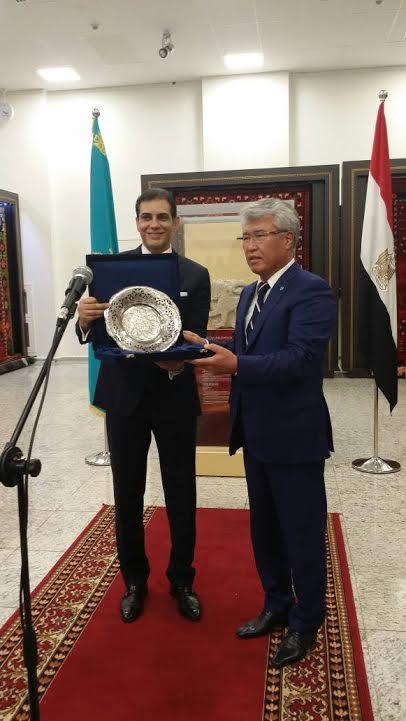 السفير المصرى يهدى درعا تذكاريا لوزير الثقافة الكازاخستانى (1)