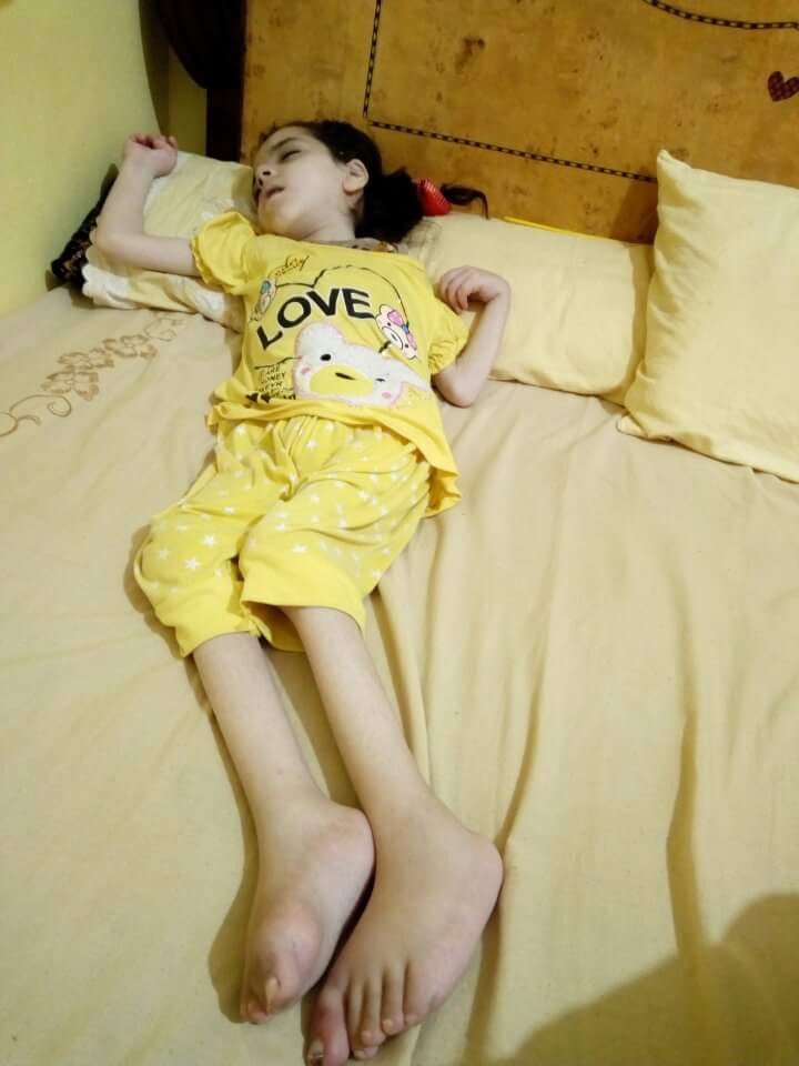 الطفلة على سرير المرض
