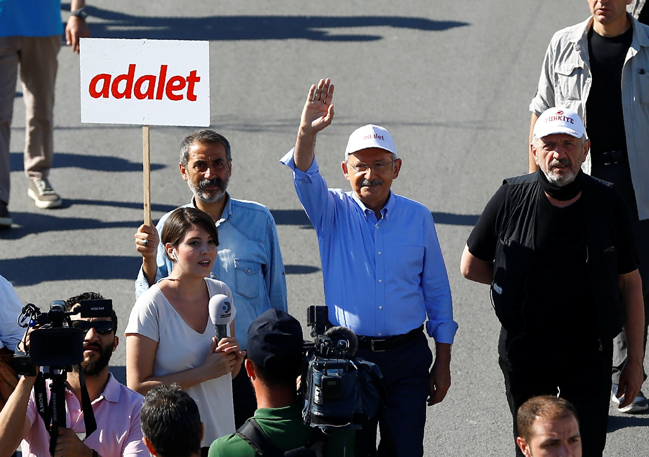 زعيم حزب الشعب الجمهورى يقود مظاهرة فى أنقرة