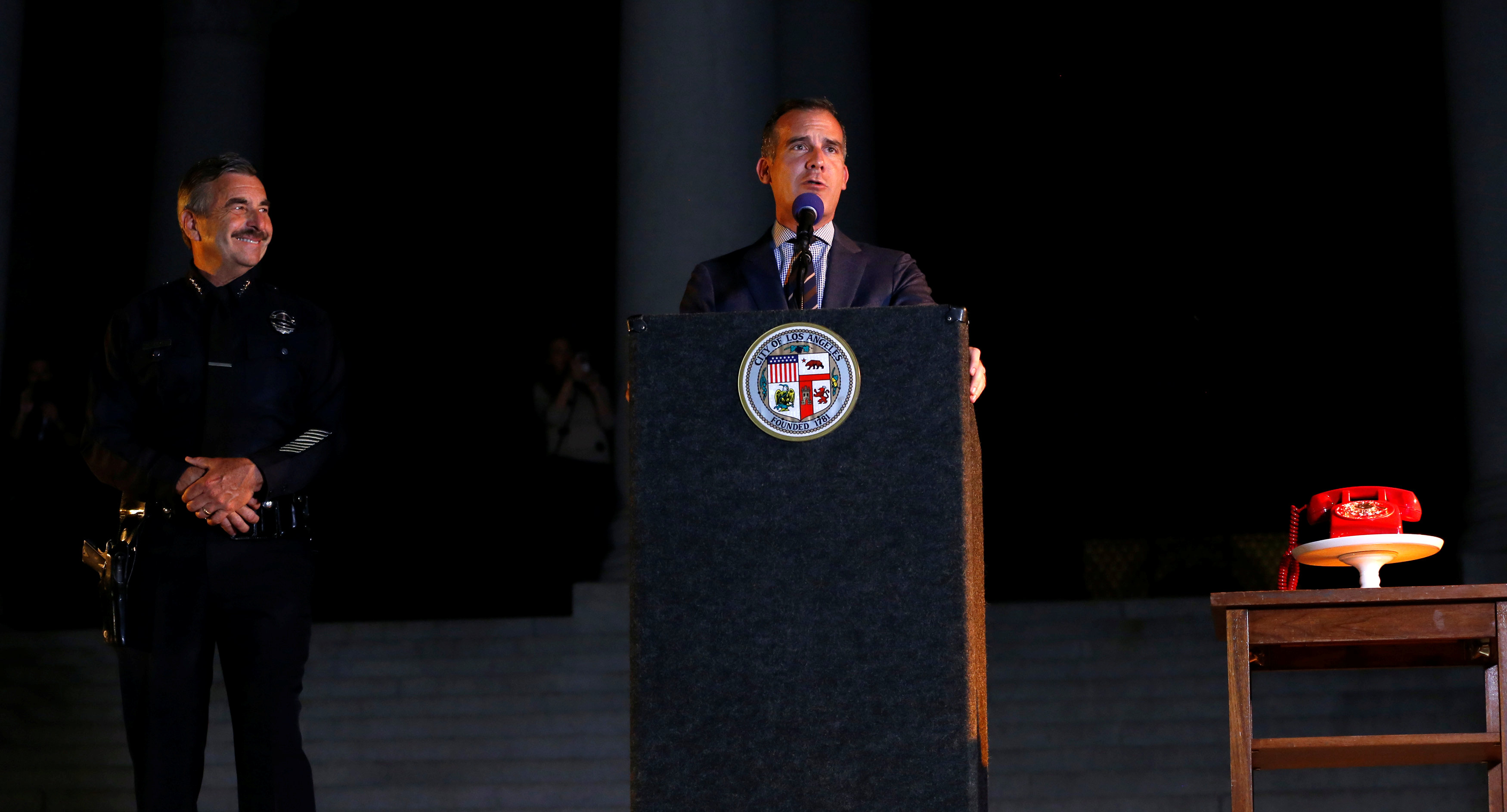 رئيس بلدية لوس أنجلوس إريك جارسيتى يلقى كلمة لاحياء ذكرى الفنان الراحل