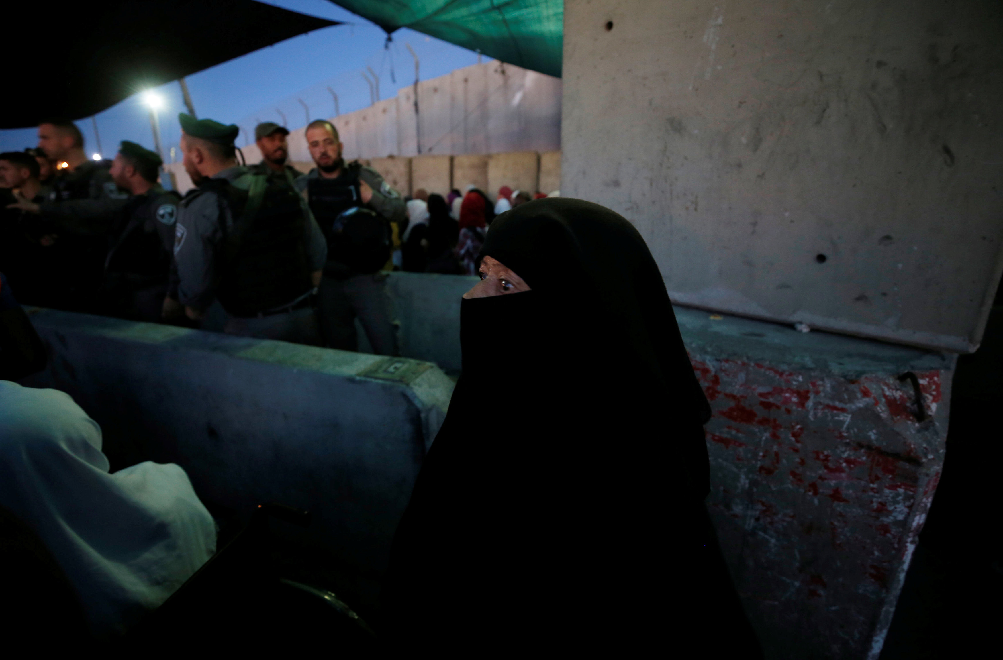 سيدة فلسطينية تعبر نقطة تفتيش فى اتجاه مسجد الأقصى