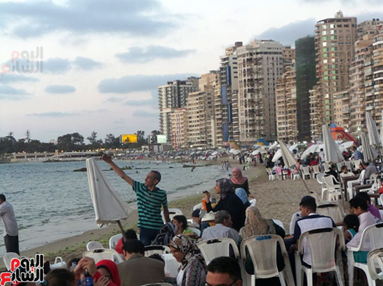 1-   أحد المواطنين يلتقط السلفى على شاطئ إسكندرية